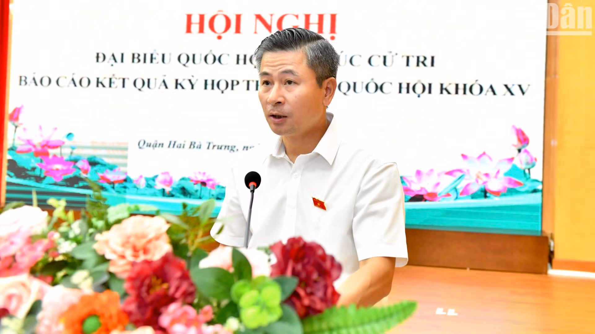 El diputado Nguyen Phi Thuong lee un informe de respuesta a opiniones aportadas por los votantes. El diputado Nguyen Phi Thuong lee un informe de respuesta a opiniones aportadas por los votantes.