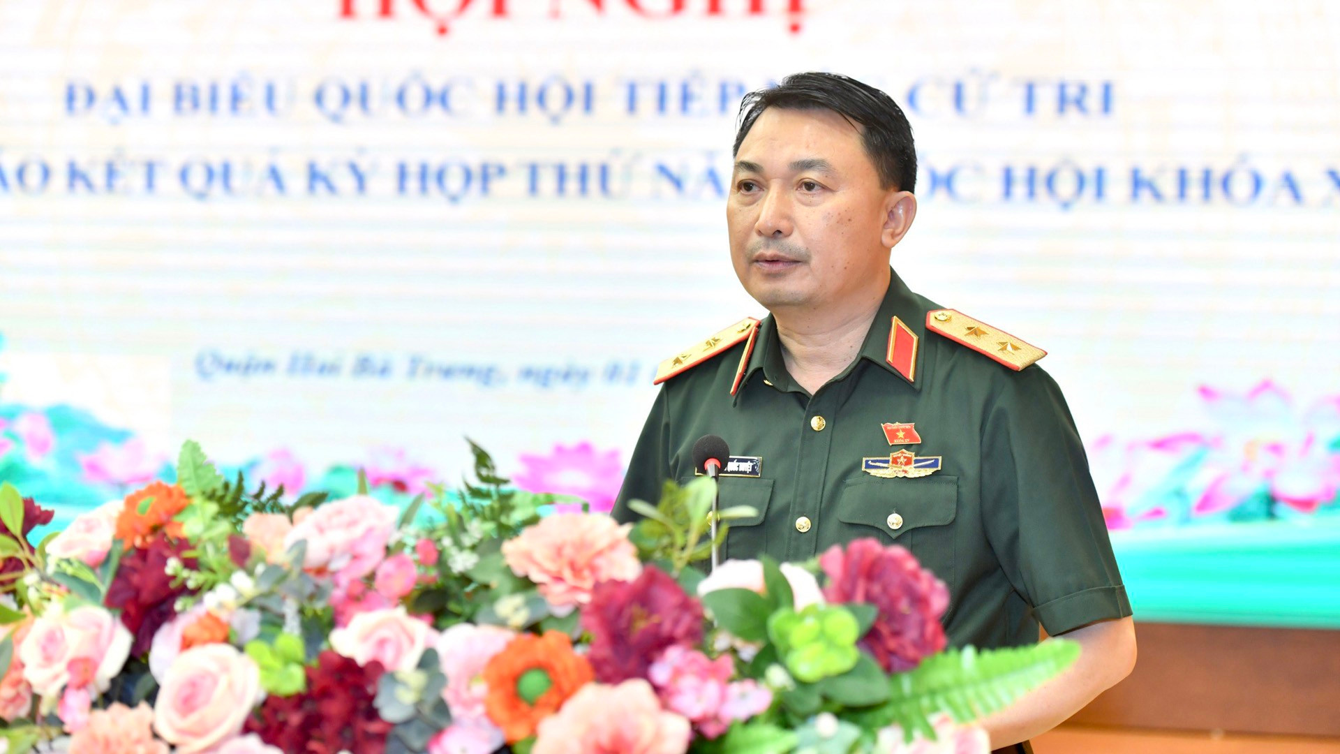 El diputado Nguyen Quoc Duyet, integrante de la Junta Permanente del Comité partidista y comandante del Alto Mando Militar de Hanói, presenta un informe sobre los resultados del quinto período de sesiones del Parlamento de la XV legislatura. El diputado Nguyen Quoc Duyet, integrante de la Junta Permanente del Comité partidista y comandante del Alto Mando Militar de Hanói, presenta un informe sobre los resultados del quinto período de sesiones del Parlamento de la XV legislatura.