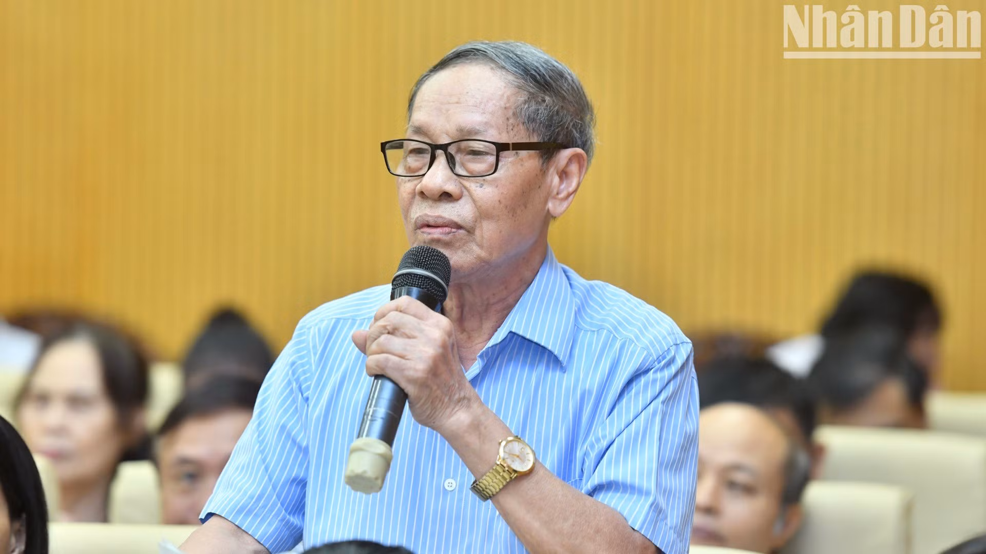 Un votante del distrito de Dong Da expresa sus opiniones. Un votante del distrito de Dong Da expresa sus opiniones.