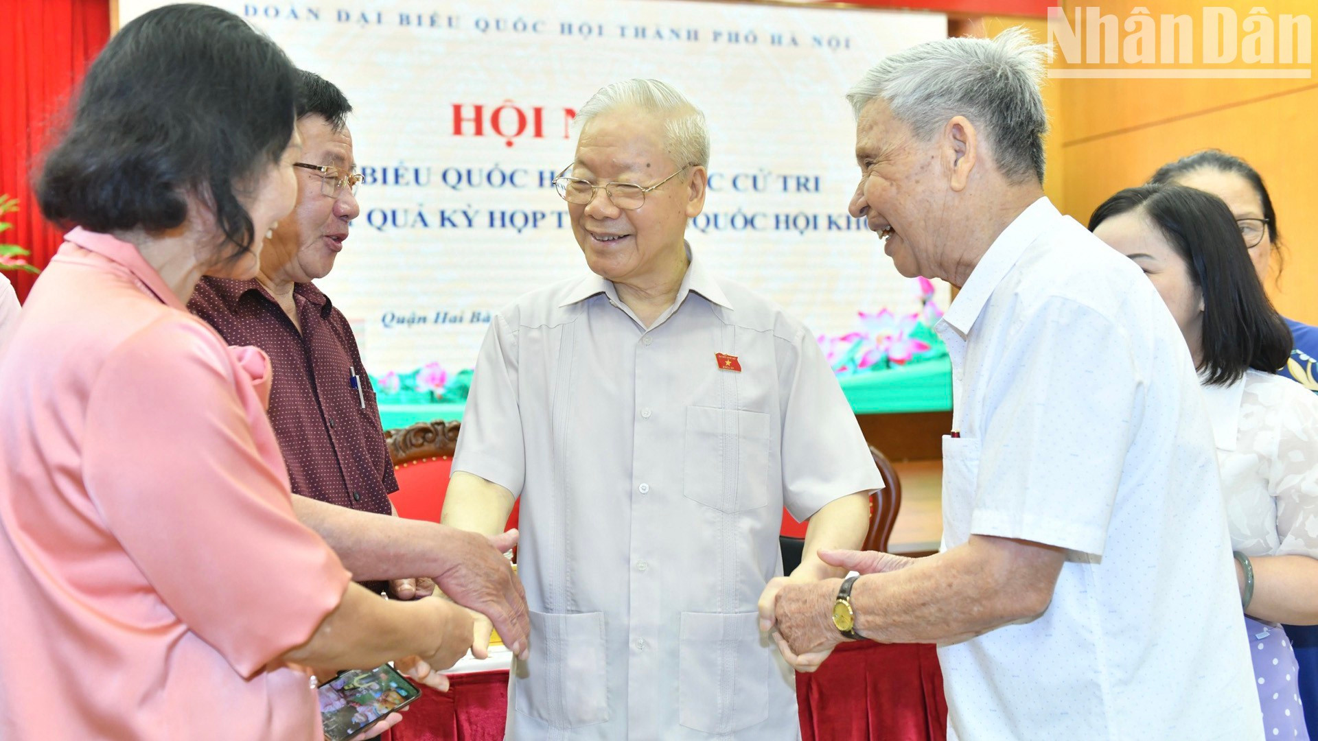 Phu Trong conversa con votantes de Hanói. Phu Trong conversa con votantes de Hanói.