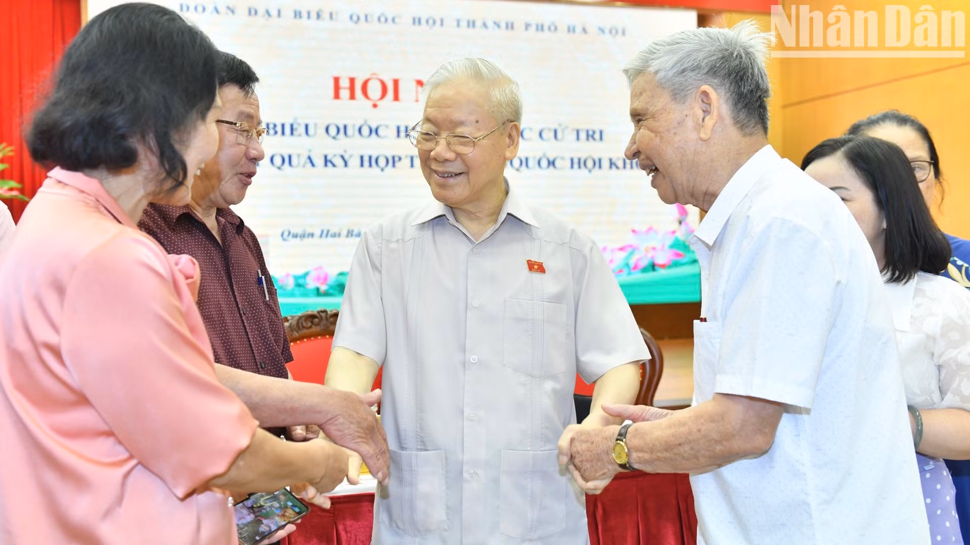 Phu Trong conversa con votantes de Hanói. Phu Trong conversa con votantes de Hanói.