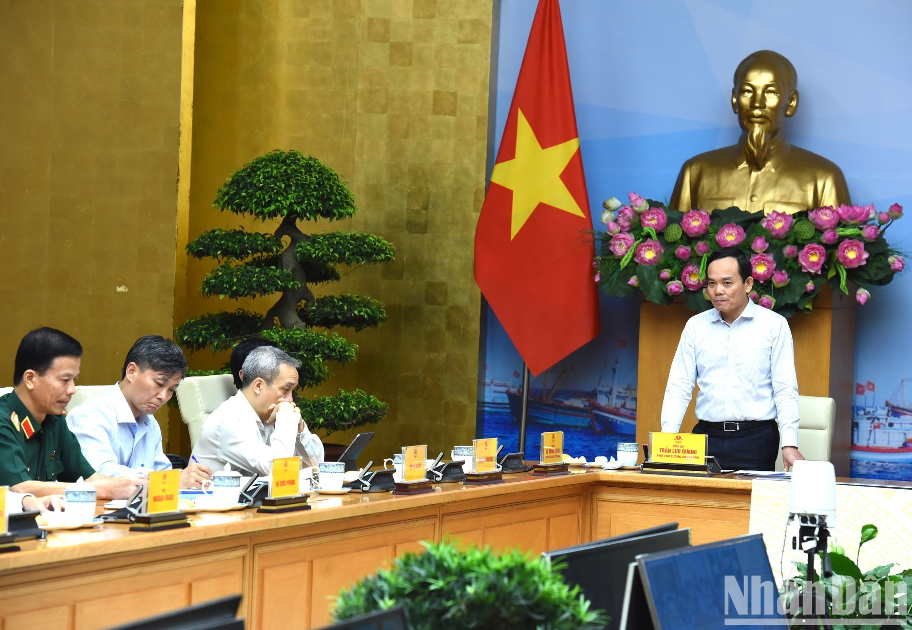 Interviene el viceprimer ministro Tran Luu Quang. Interviene el viceprimer ministro Tran Luu Quang.