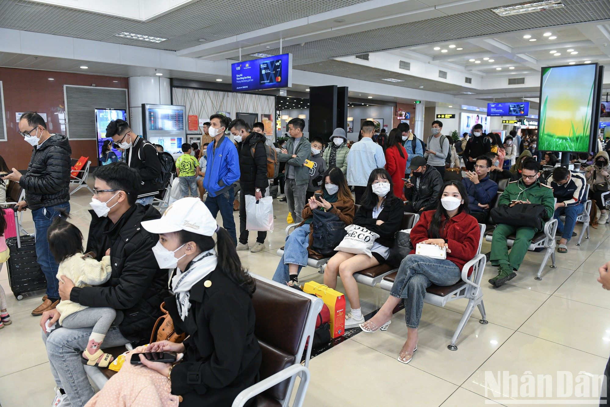 La sala de espera de la Terminal T1 llena de pasajeros a la espera de embarque. La sala de espera de la Terminal T1 llena de pasajeros a la espera de embarque.