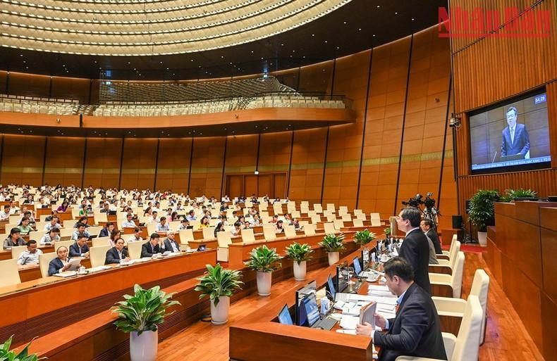 Thanh Nghi responde a las preguntas de los diputados. Thanh Nghi responde a las preguntas de los diputados.