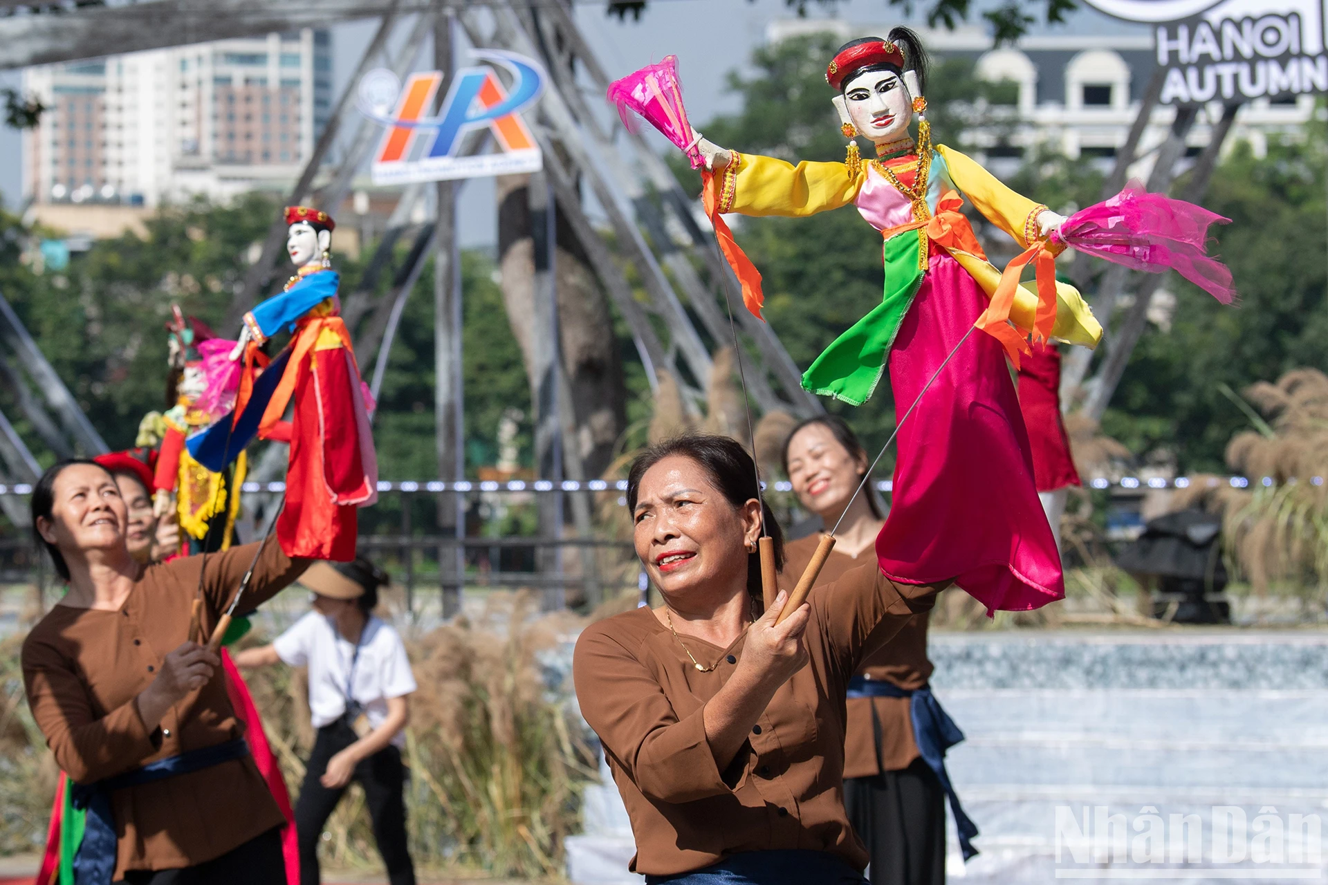 Desfile de títeres de Te Tieu (distrito de My Duc). Desfile de títeres de Te Tieu (distrito de My Duc).