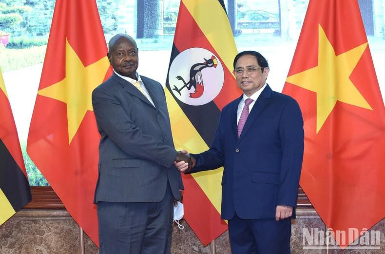 El primer ministro de Vietnam, Pham Minh Chinh, y el presidente de Uganda, Yoweri Kaguta Museveni. El primer ministro de Vietnam, Pham Minh Chinh, y el presidente de Uganda, Yoweri Kaguta Museveni.