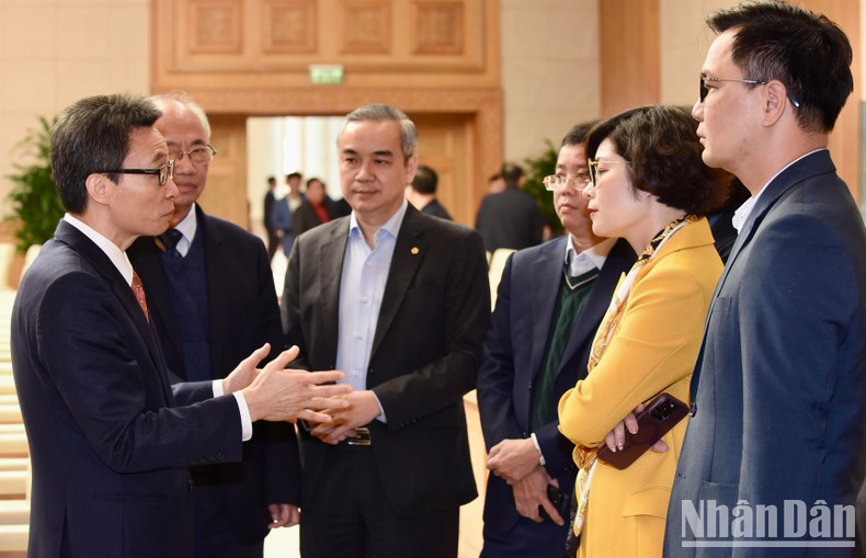 Los delegados intercambian opiniones durante el descanso. Los delegados intercambian opiniones durante el descanso.