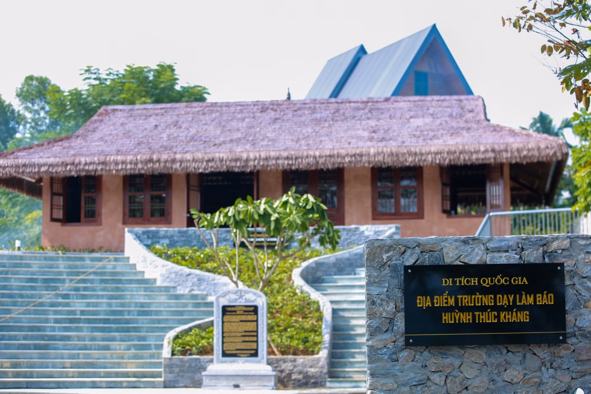 La obra incluye tres elementos principales: el Cuartel General del Viet Minh, la casa de enseñanza de periodismo de dos pisos y otros elementos. La obra incluye tres elementos principales: el Cuartel General del Viet Minh, la casa de enseñanza de periodismo de dos pisos y otros elementos.