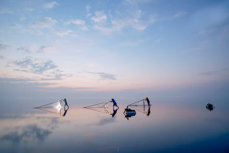 El cielo y la tierra parecen fundirse en un momento para comenzar un nuevo día. El cielo y la tierra parecen fundirse en un momento para comenzar un nuevo día.