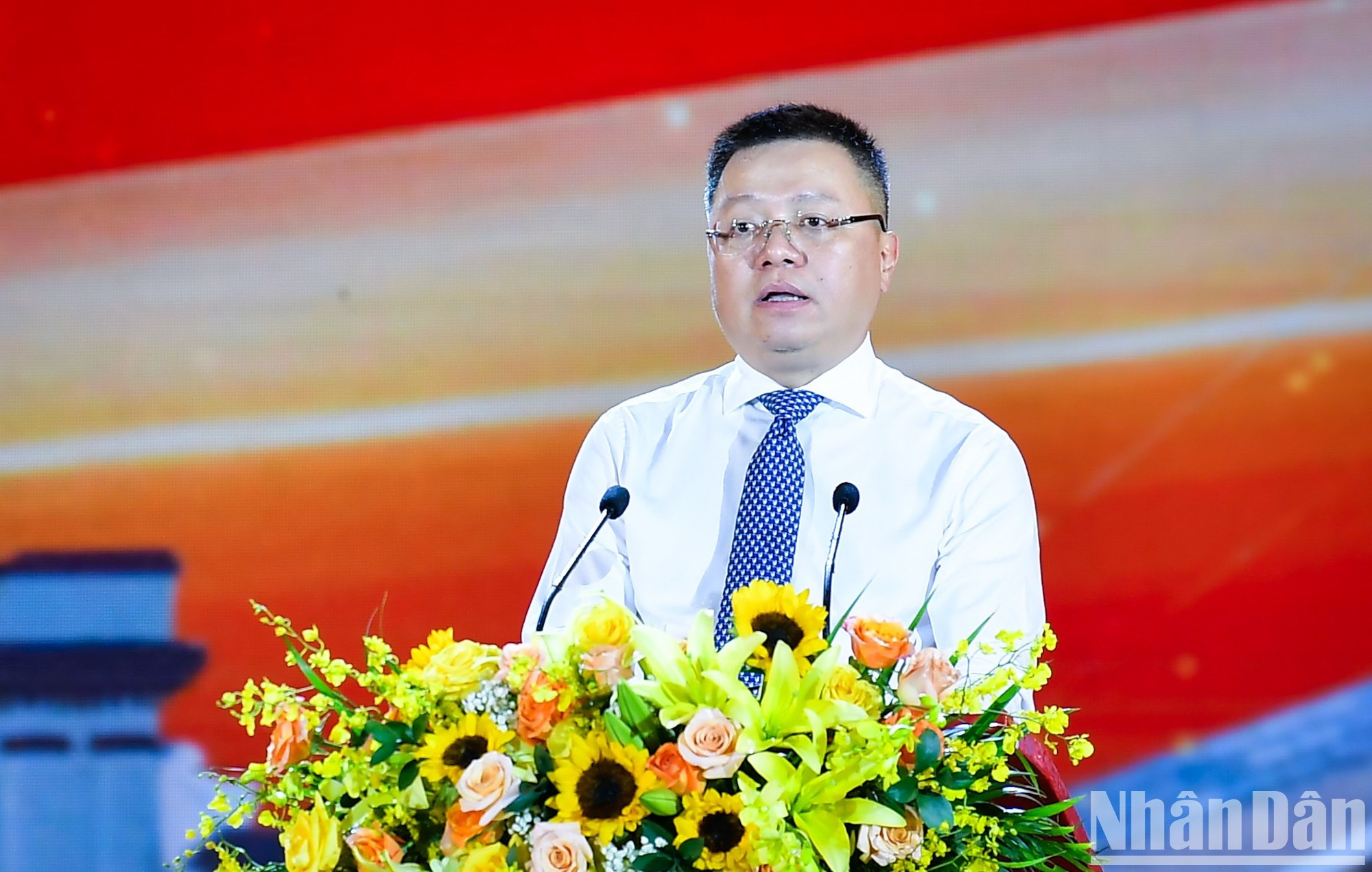 Quoc Minh destaca que el programa contribuirá a honrar los valores inmortales de la paz, transmitiendo así la energía del pasado al presente y al futuro. Quoc Minh destaca que el programa contribuirá a honrar los valores inmortales de la paz, transmitiendo así la energía del pasado al presente y al futuro.