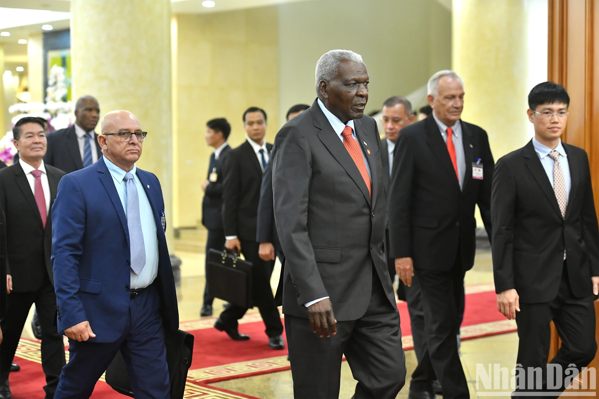 El presidente de la Asamblea Nacional del Poder Popular de Cuba, Esteban Lazo Hernández, llega a la reunión con el secretario general del Partido Comunista de Vietnam, Nguyen Phu Trong. El presidente de la Asamblea Nacional del Poder Popular de Cuba, Esteban Lazo Hernández, llega a la reunión con el secretario general del Partido Comunista de Vietnam, Nguyen Phu Trong.