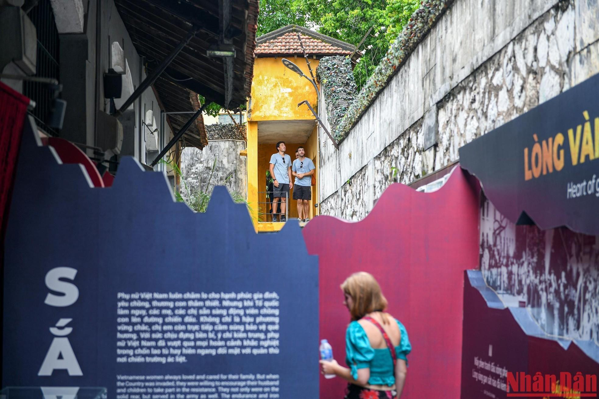Reliquia Prisión de Hoa Lo: un atractivo turístico en los días festivos por el Día Nacional ảnh 4