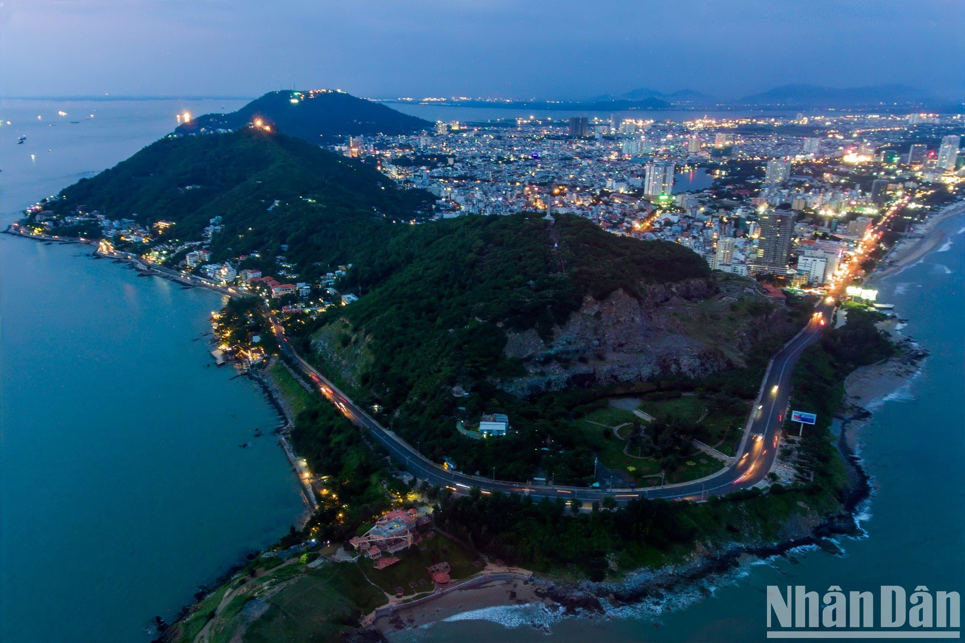 La carretera costera en la ciudad de Vung Tau, provincia de Ba Ria-Vung Tau, se ha convertido en una atracción para turistas nacionales y extranjeros.