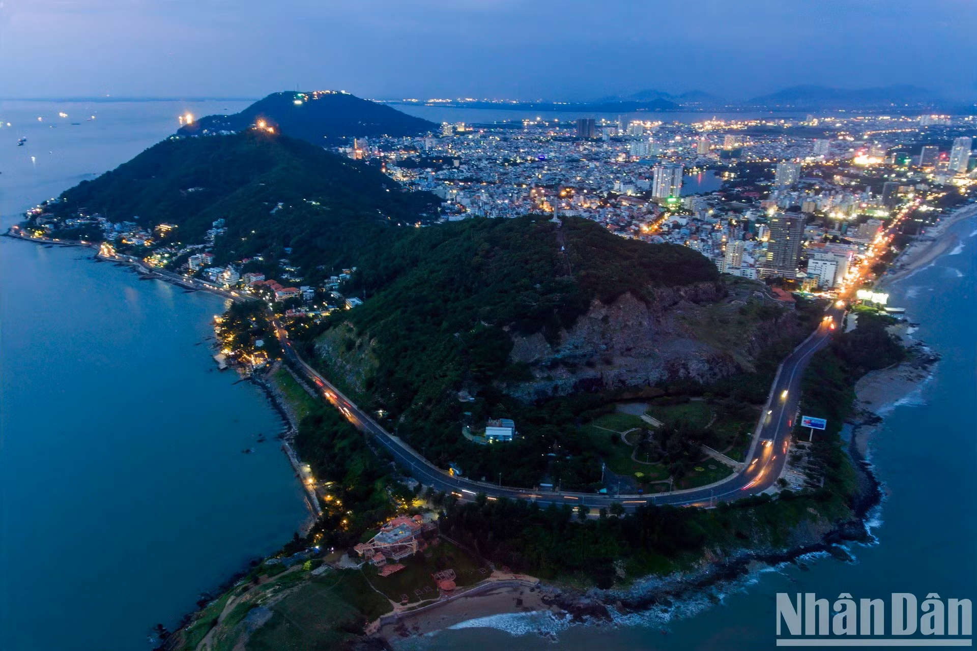 La carretera costera en la ciudad de Vung Tau, provincia de Ba Ria-Vung Tau, se ha convertido en una atracción para turistas nacionales y extranjeros.