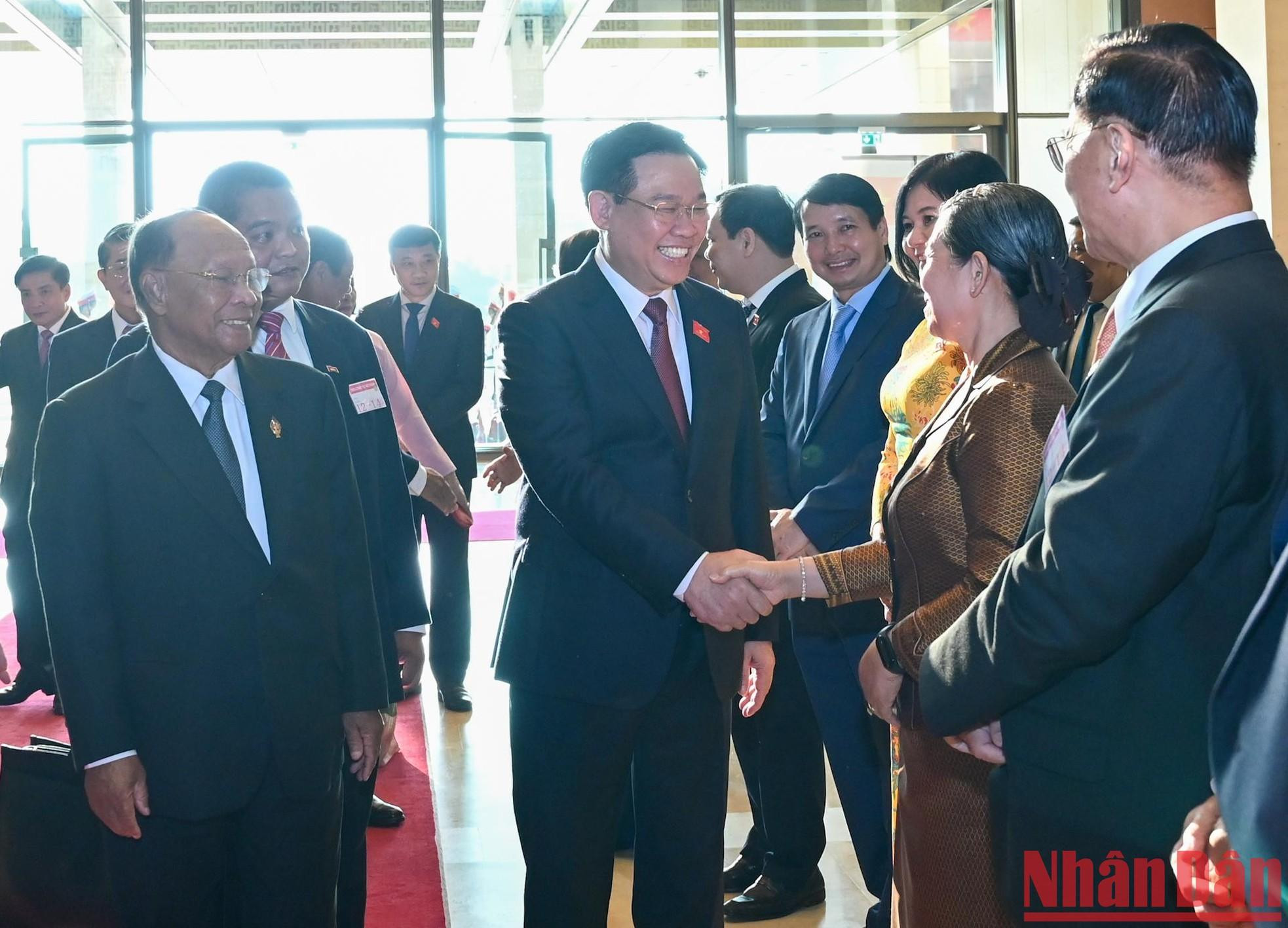 El líder legislativo de Vietnam, Vuong Dinh Hue con miembros de la delegación de la Asamblea Nacional camboyana.