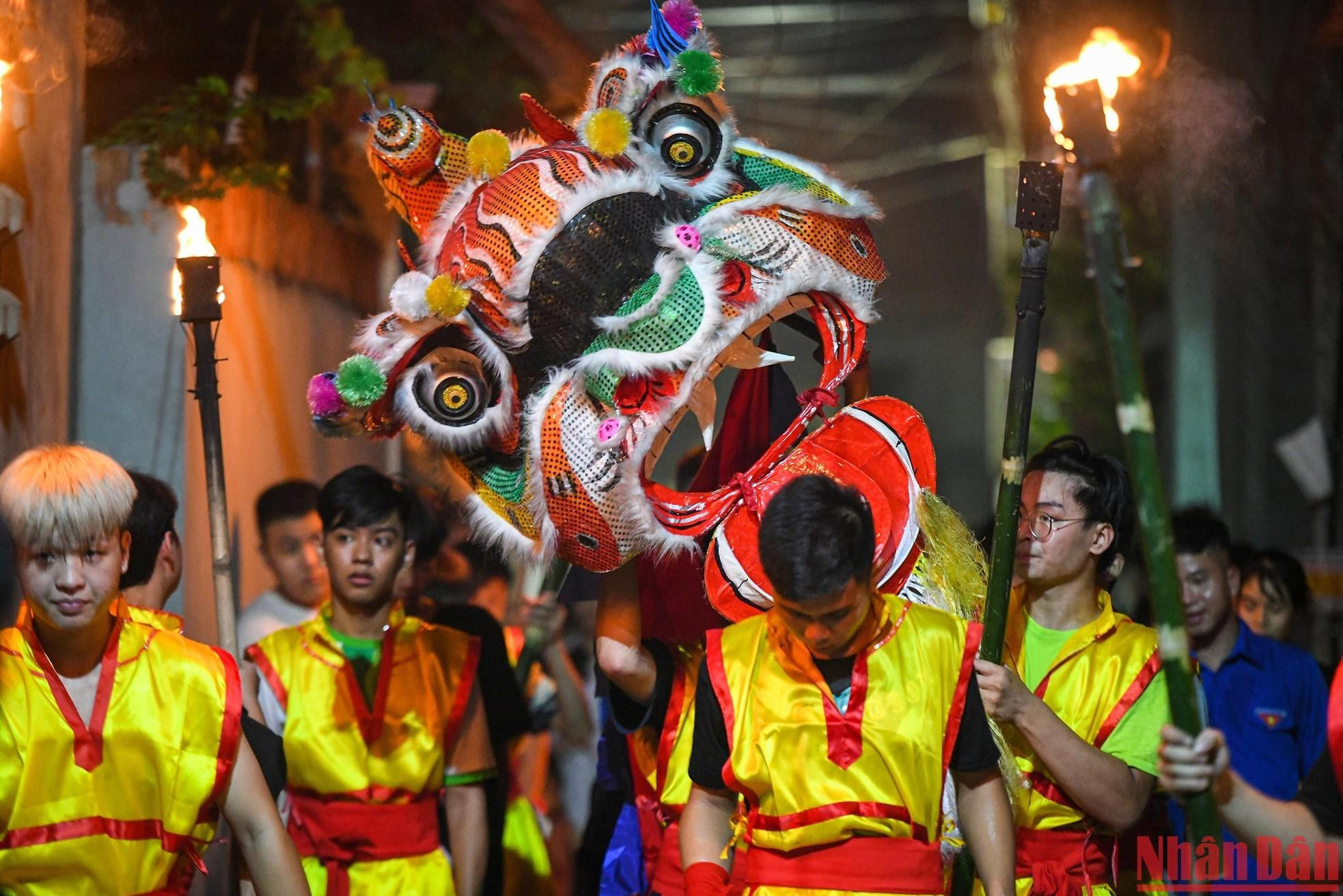 La danza del león de fuego es una de las actividades icónicas del Festival del Medio Otoño de esta aldea de las afueras de Hanói.