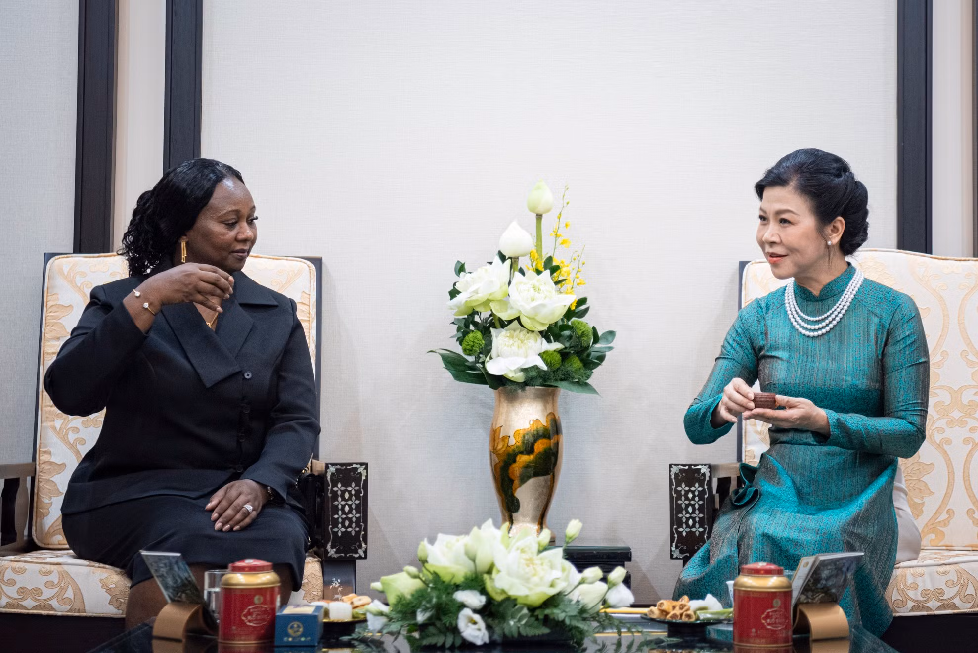 Phuong Ly presenta la cultura del té a la visitante bisauguineana.