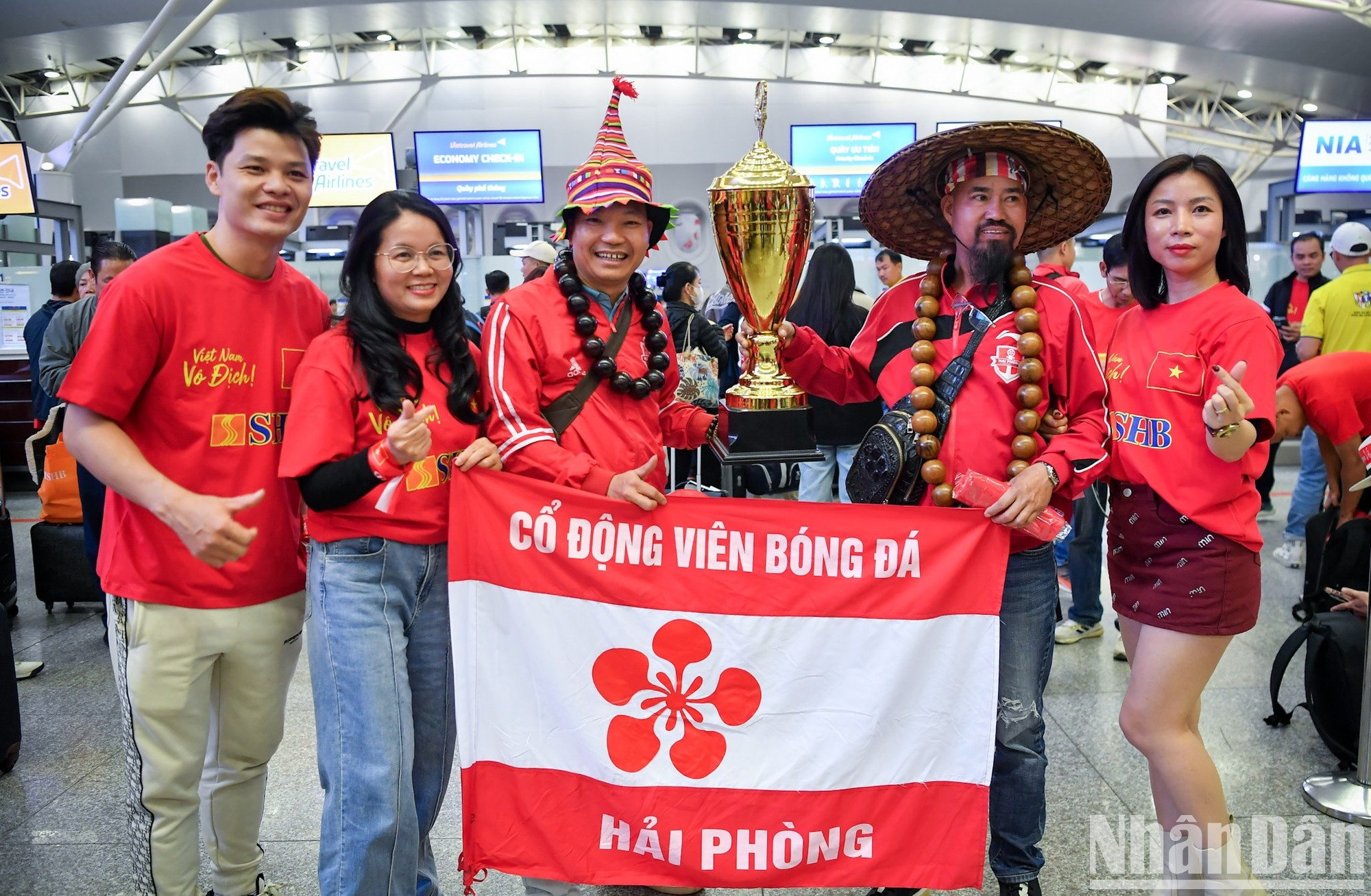 Los fans de la ciudad de Hai Phong en el vuelo. Los fans de la ciudad de Hai Phong en el vuelo.