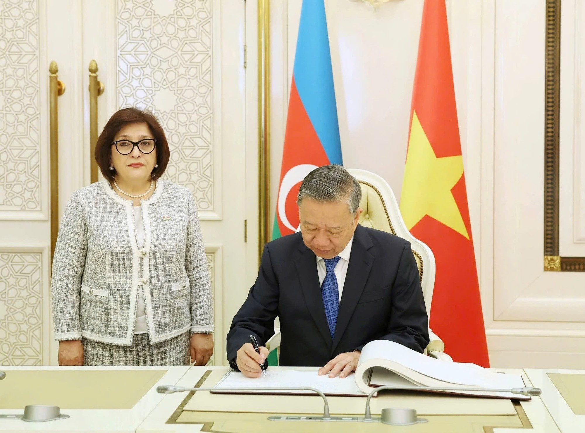 El secretario general del Partido Comunista de Vietnam, To Lam, escribe en el libro de visitas.