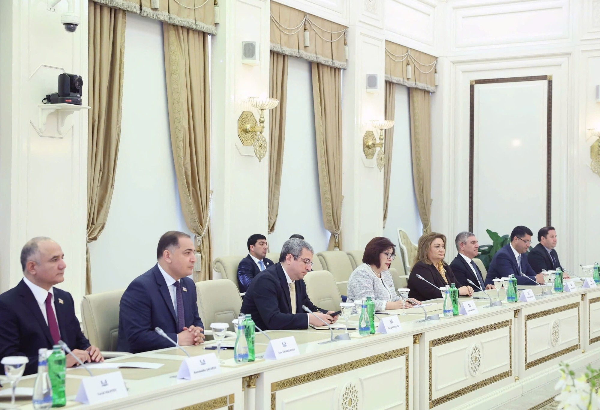 Asistentes azerbaiyanos en el encuentro.