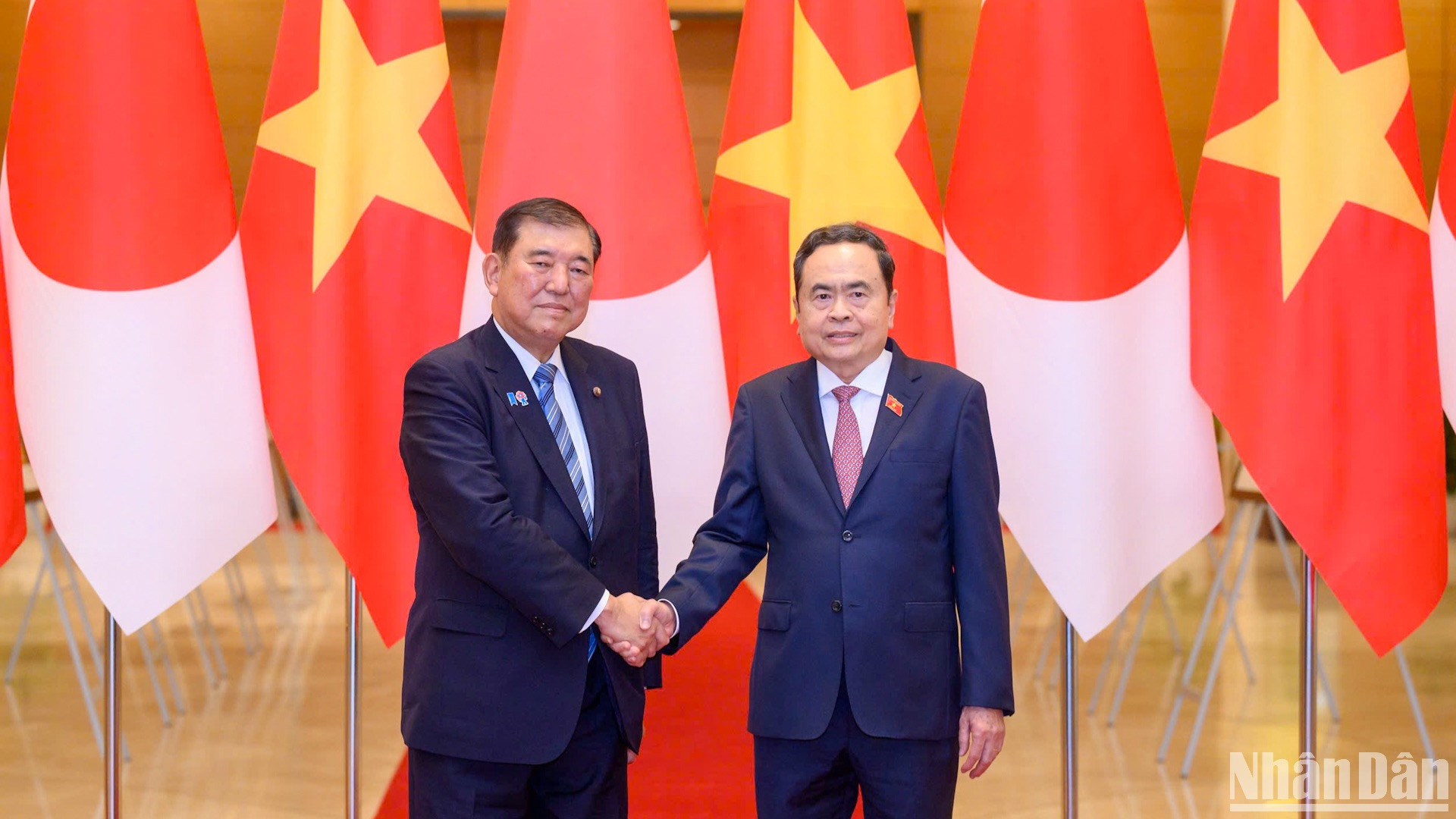 [Foto] Titular de Parlamento vietnamita se reúne con primer ministro japonés