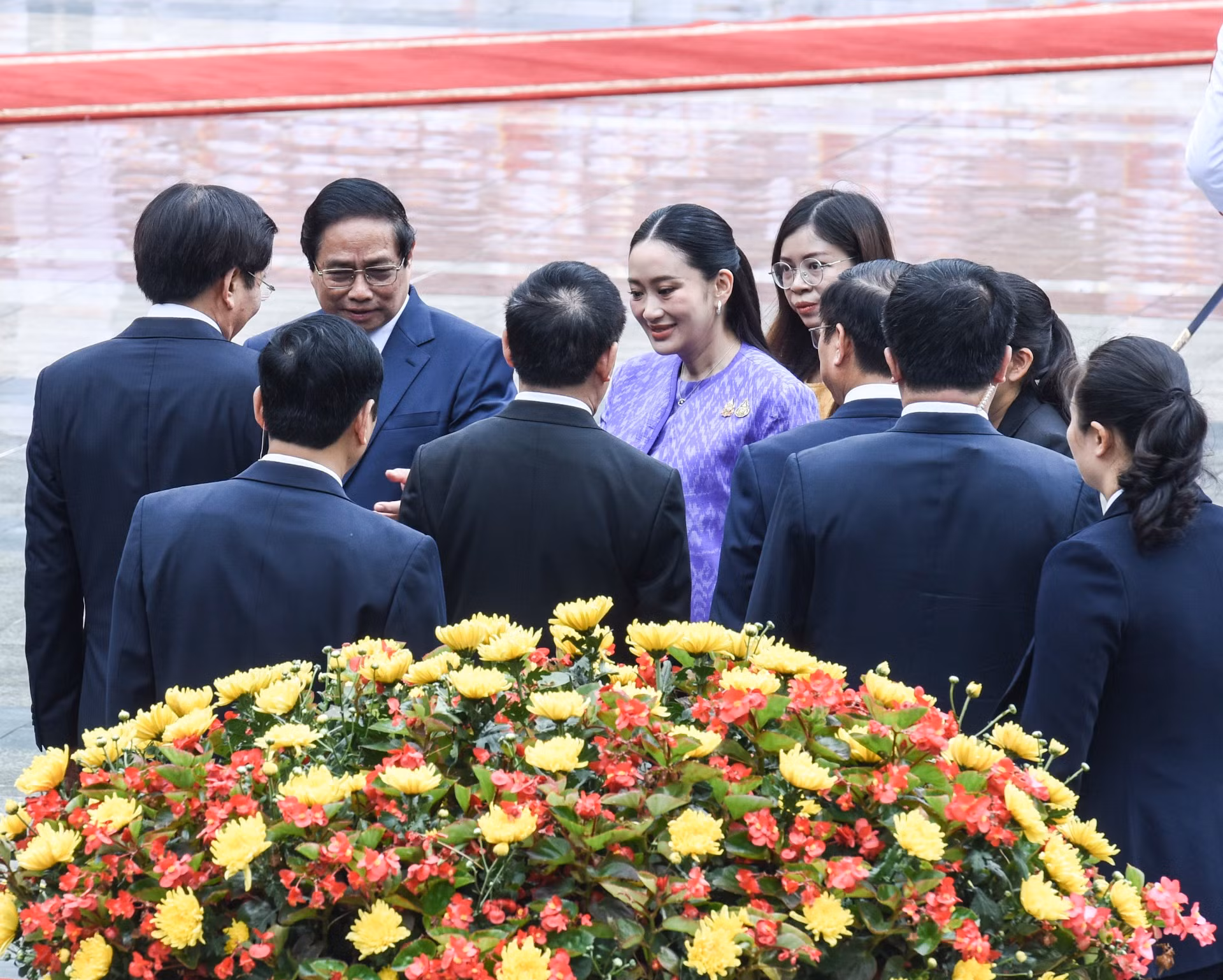El primer ministro Pham Minh Chinh presenta a los miembros de la delegación vietnamita a su similar tailandesa.
