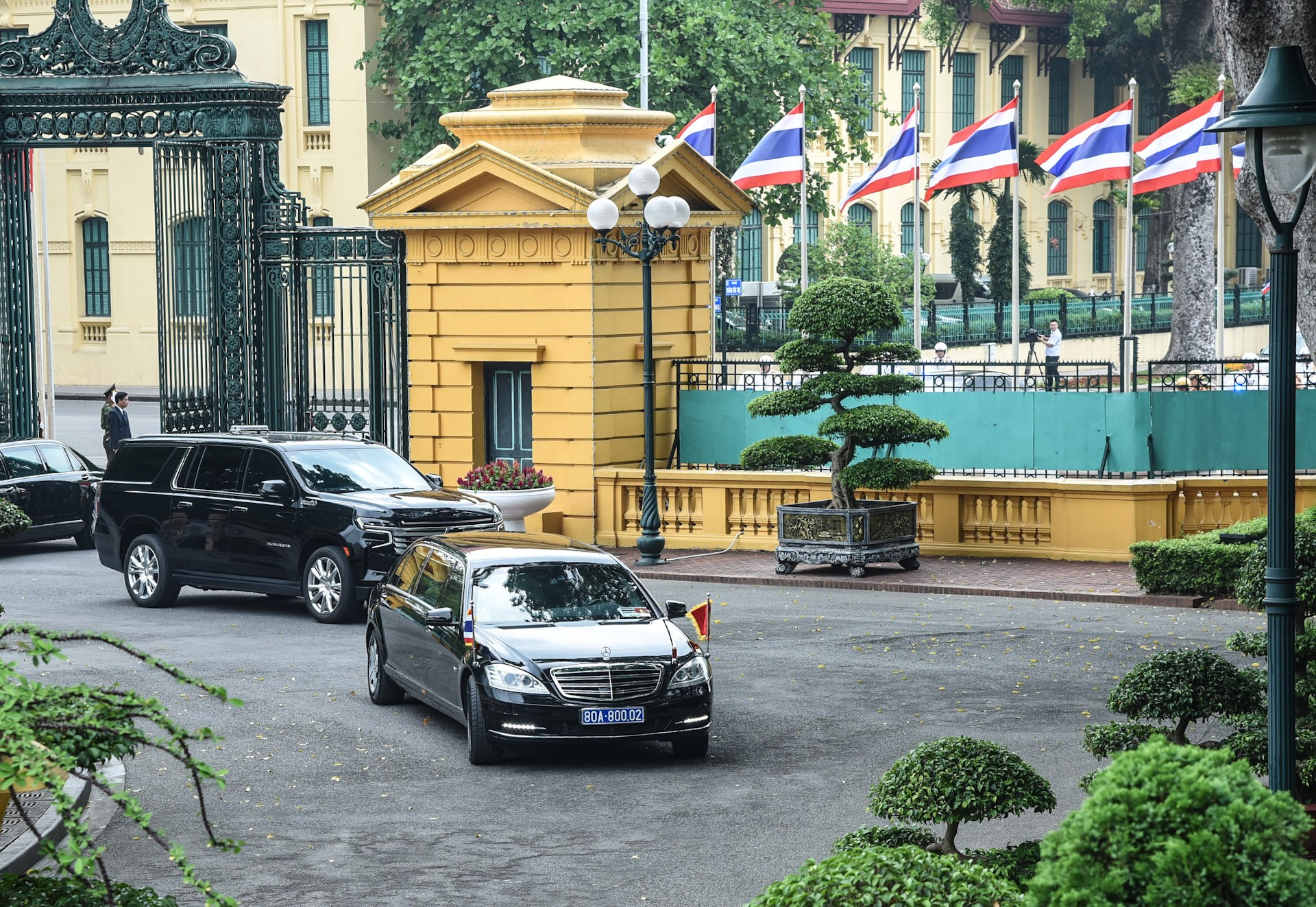 La caravana que transporta a la primera ministra tailandia, Paetongtarn Shinawatra, al Palacio Presidencial. La caravana que transporta a la primera ministra tailandia, Paetongtarn Shinawatra, al Palacio Presidencial.