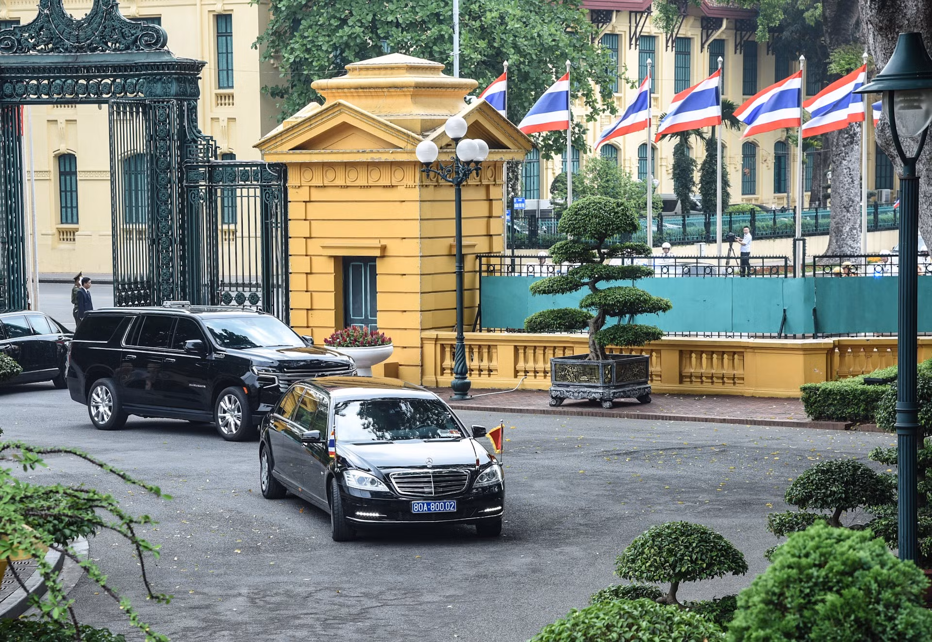 La caravana que transporta a la primera ministra tailandia, Paetongtarn Shinawatra, al Palacio Presidencial.
