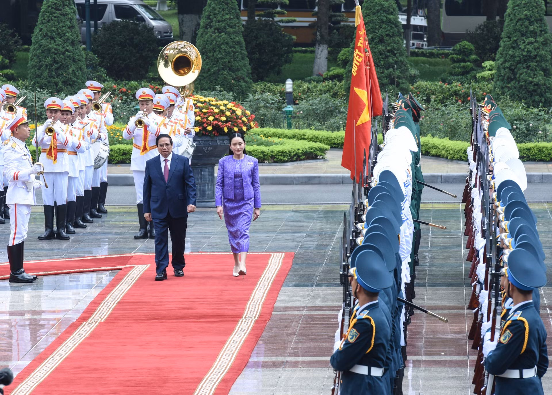 Pasan revista a la guardia de honor.