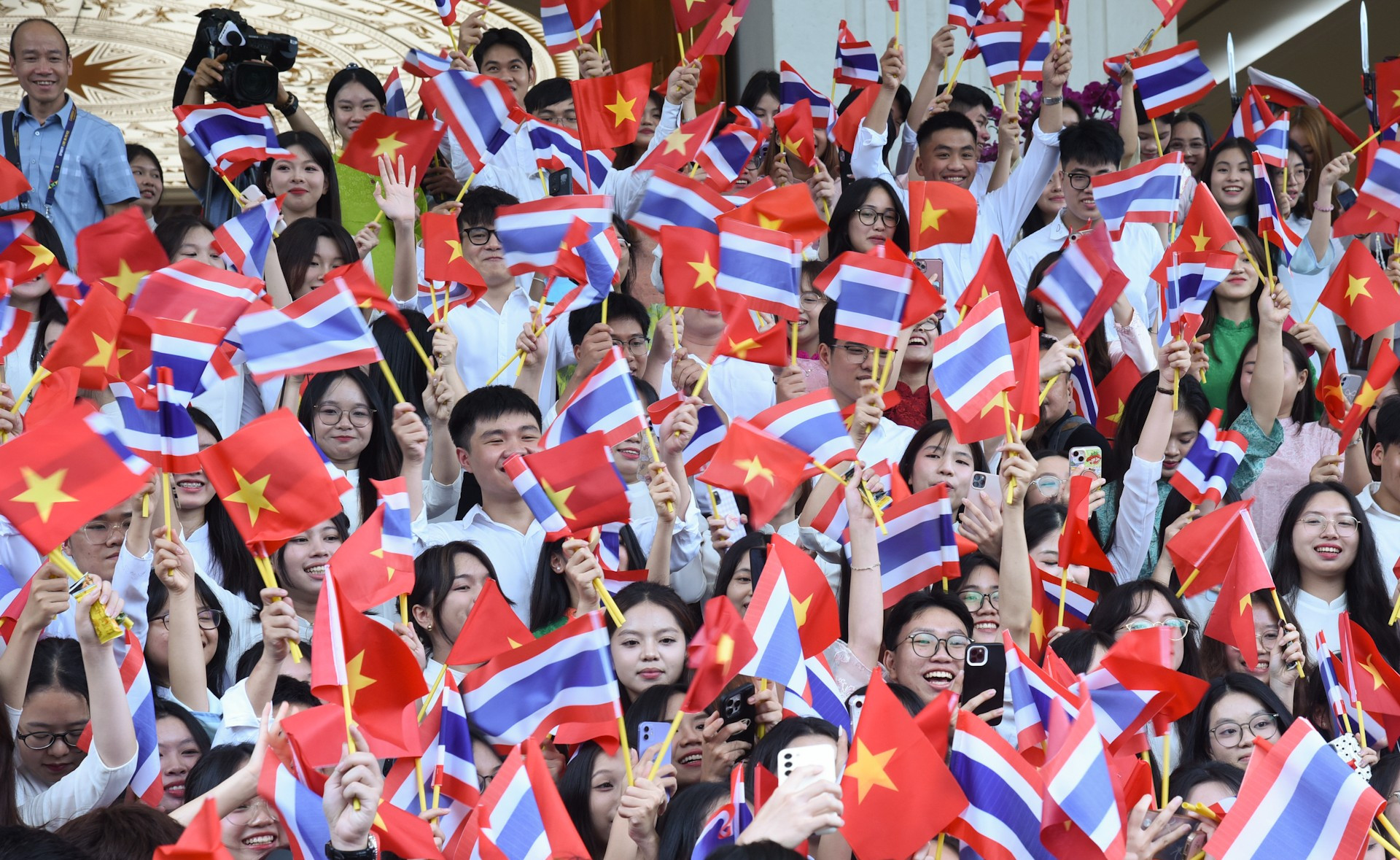 Los hanoyenses saludan a los dos primeros ministros. Los hanoyenses saludan a los dos primeros ministros.