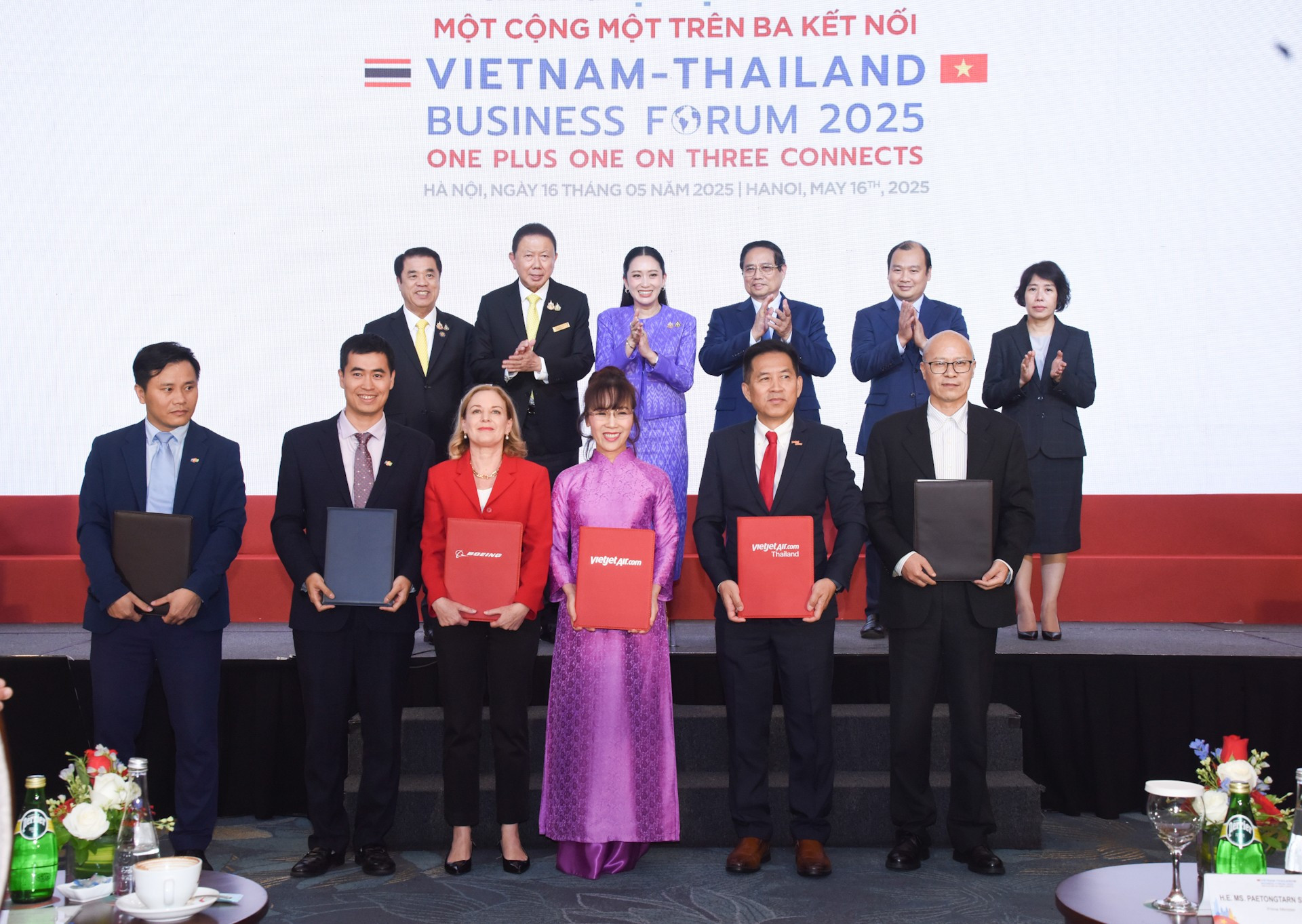 Los dos primeros ministros presencian la firma del memorando de entendimiento. Los dos primeros ministros presencian la firma del memorando de entendimiento.