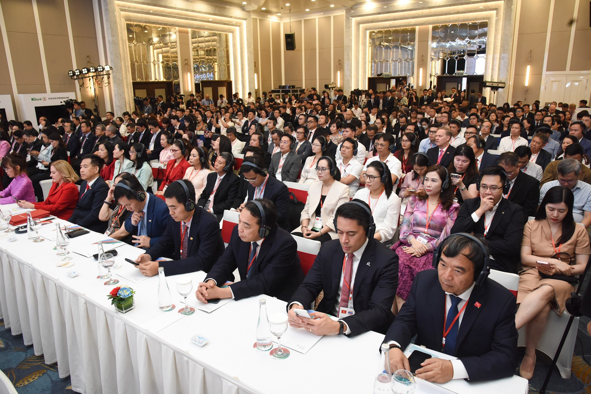 Delegados vietnamitas en el foro. Delegados vietnamitas en el foro.