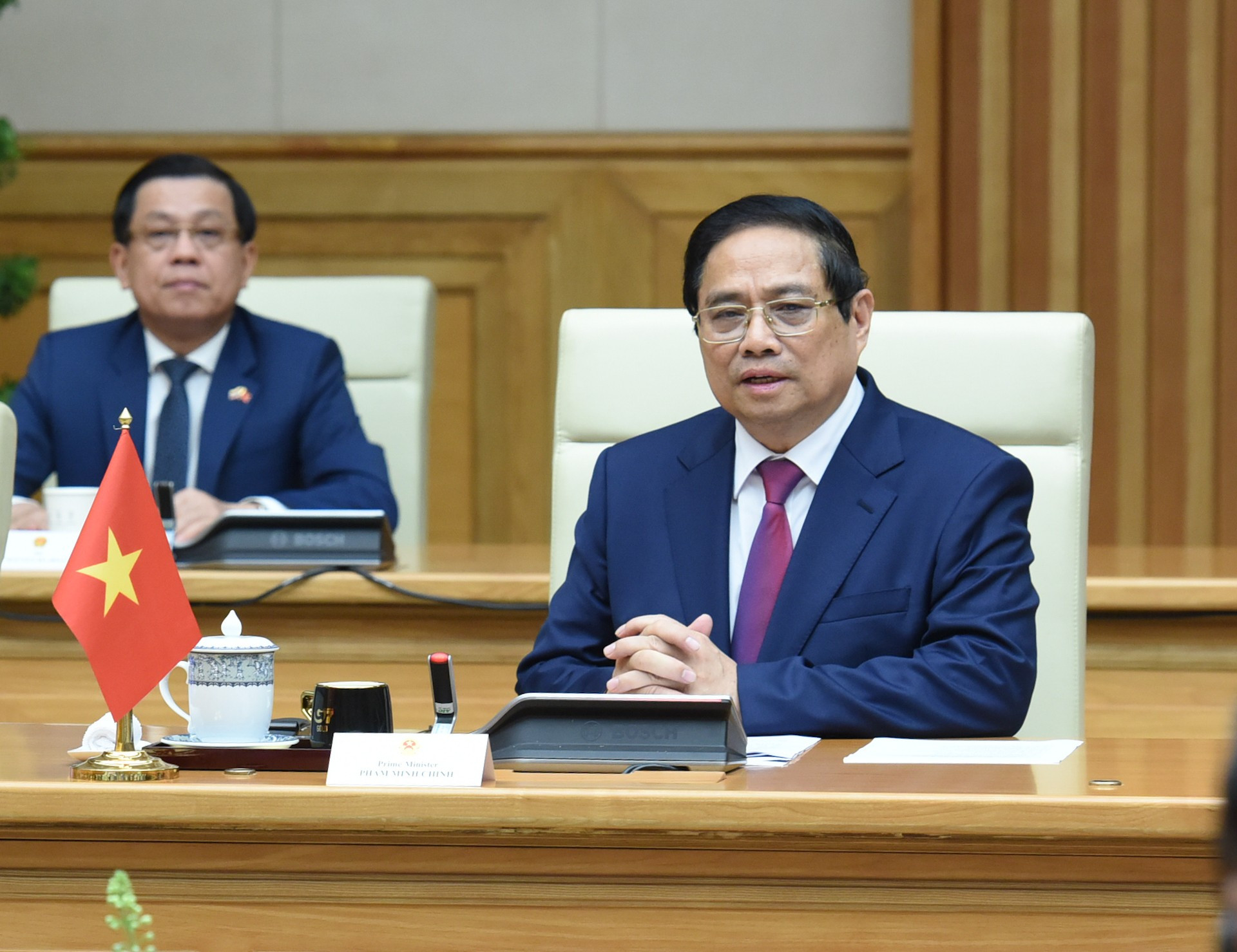 Minh Chinh habla en la cita. Minh Chinh habla en la cita.