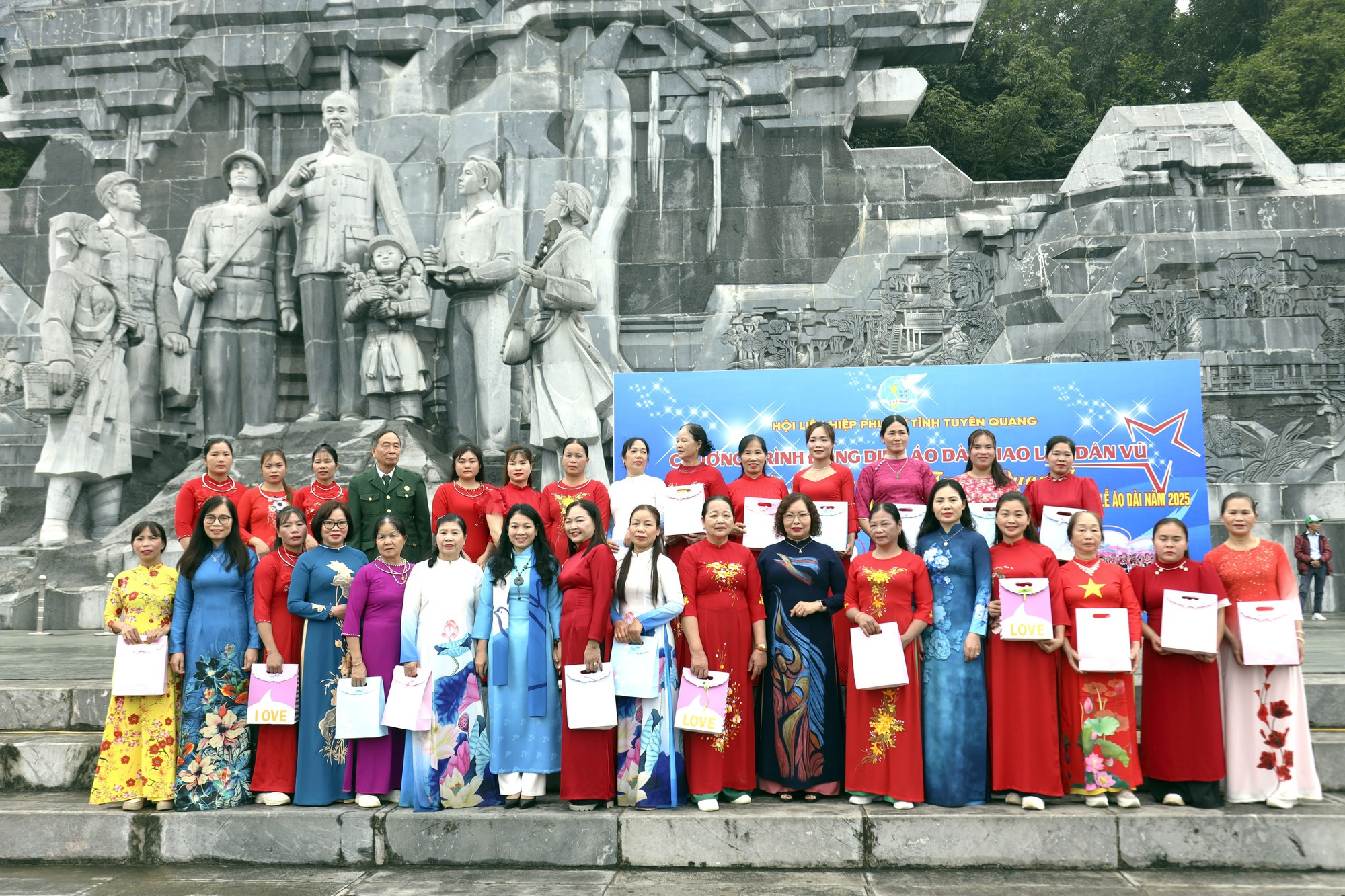 La filial de la Unión de Mujeres de Vietnam en Tuyen Quang entrega obsequios a mujeres que han destacado en sus actividades.