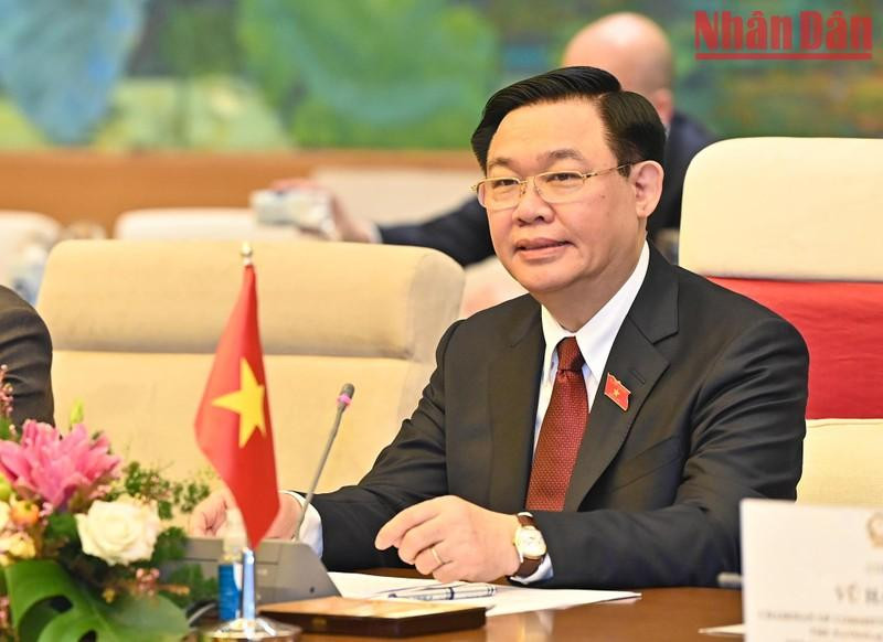 El titular del Legislativo, Vuong Dinh Hue, habla en el encuentro.