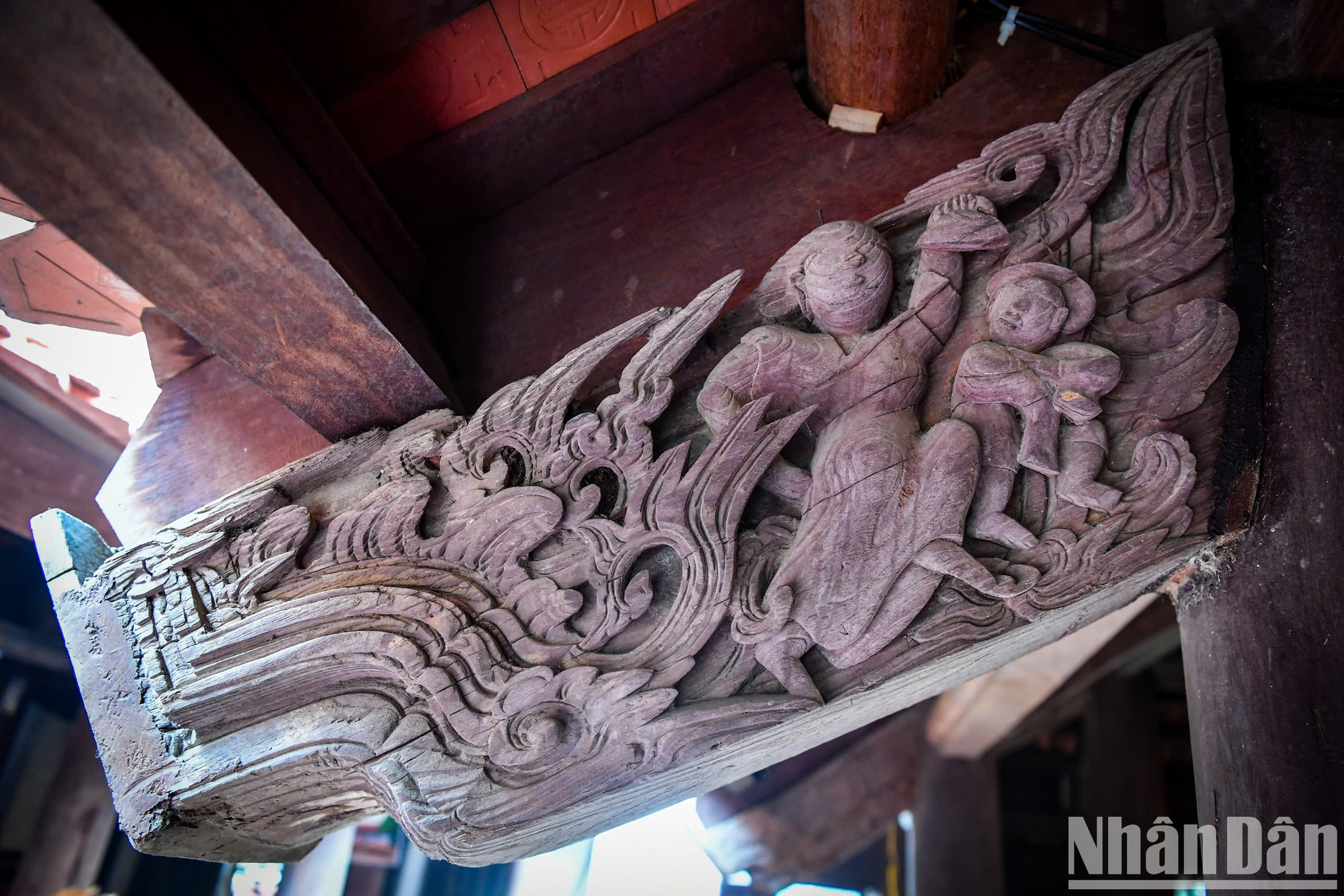 Según el investigador de cultura popular Tran Minh Nhuong, el elemento más valioso de la casa comunal de Dai Phung es su decoración arquitectónica, que conserva la escultura del siglo XVII. Según el investigador de cultura popular Tran Minh Nhuong, el elemento más valioso de la casa comunal de Dai Phung es su decoración arquitectónica, que conserva la escultura del siglo XVII.