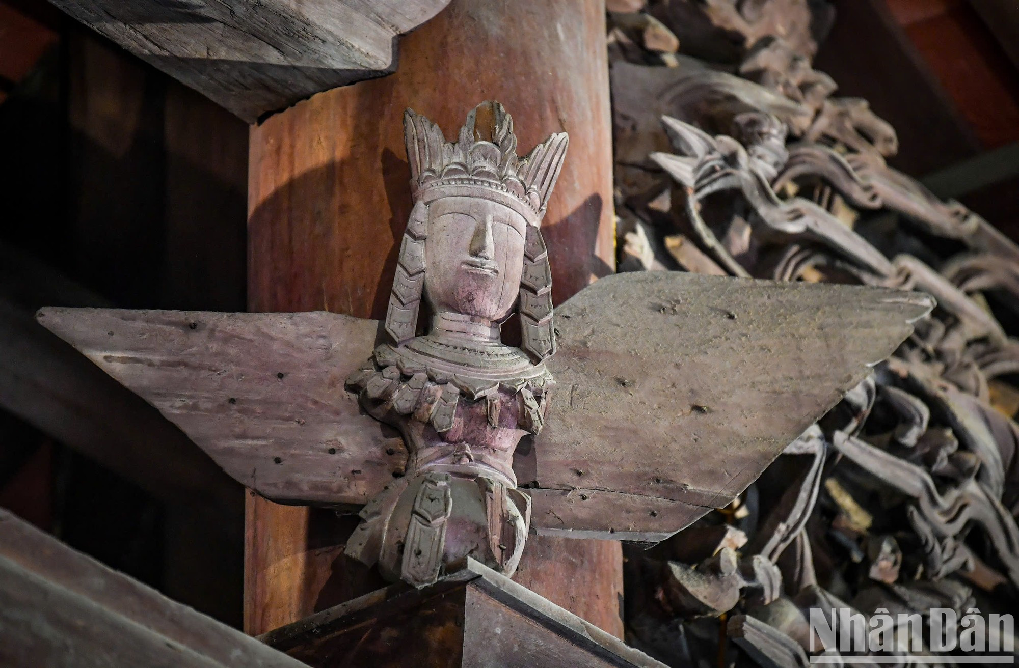 La talla de un hada con las alas desplegadas, en la casa comunal de Dai Phung. La talla de un hada con las alas desplegadas, en la casa comunal de Dai Phung.
