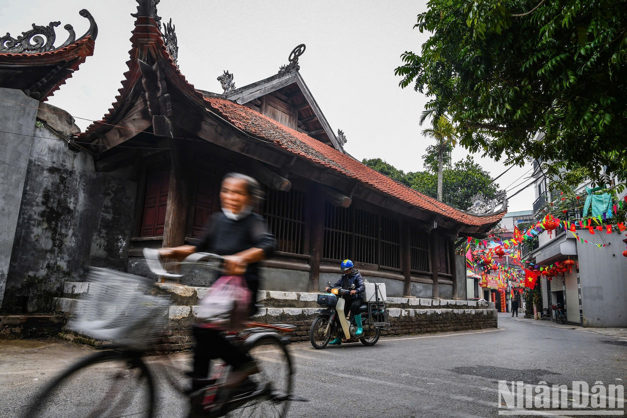 Construida en la segunda mitad del siglo XVII, la casa comunal de Dai Phung es una de las más antiguas y grandes de Vietnam. En este lugar se rinde culto al santo Tich Lich Hoa Quang Thuong y al general Vu Hung, quienes tuvieron el mérito de derrotar a los invasores durante la dinastía Tran en el siglo XIV. Construida en la segunda mitad del siglo XVII, la casa comunal de Dai Phung es una de las más antiguas y grandes de Vietnam. En este lugar se rinde culto al santo Tich Lich Hoa Quang Thuong y al general Vu Hung, quienes tuvieron el mérito de derrotar a los invasores durante la dinastía Tran en el siglo XIV.