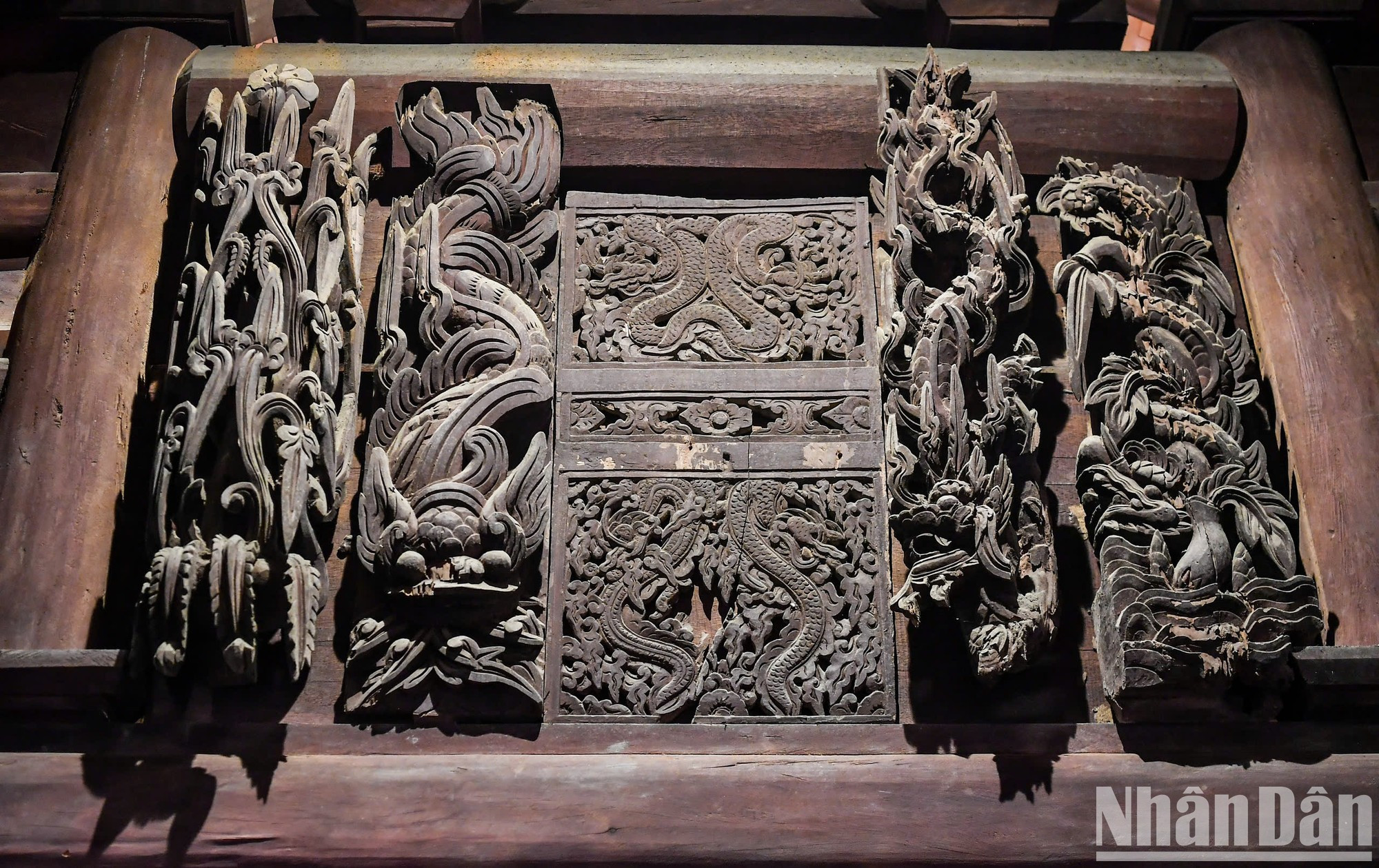 Delicadas tallas sobre el altar de la casa comunal de Dai Phung. Delicadas tallas sobre el altar de la casa comunal de Dai Phung.