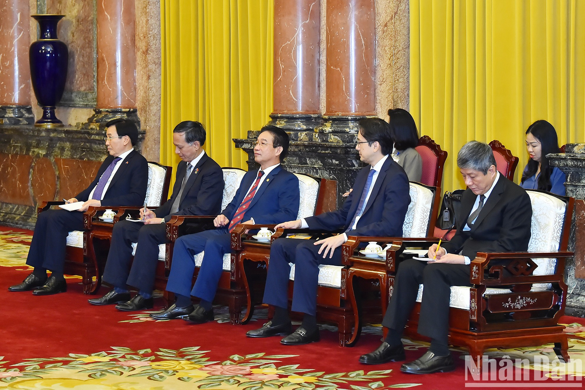 Delegados vietnamitas asistentes al encuentro