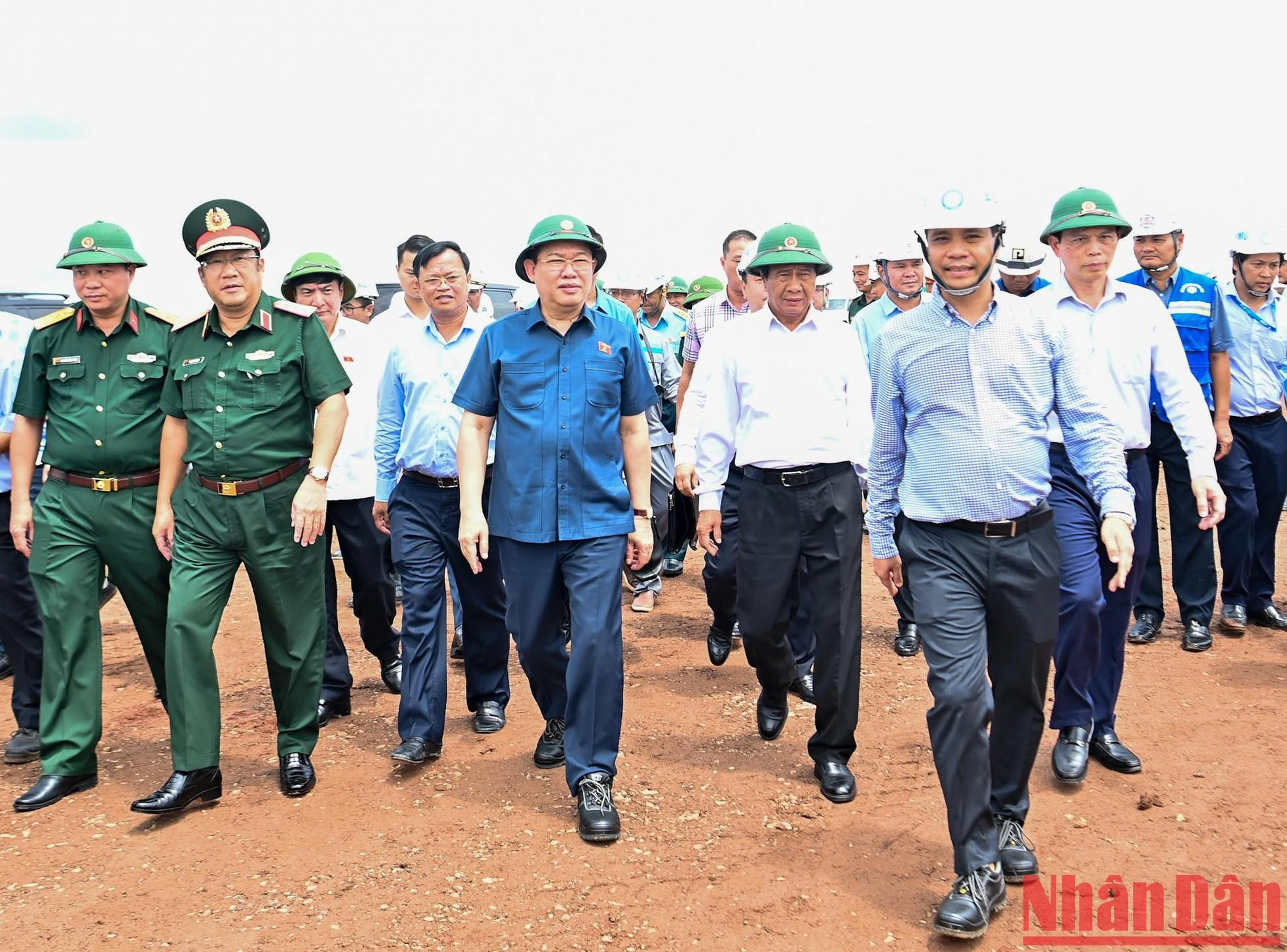 Dinh Hue inspecciona el sitio de construcción del aeropuerto de Long Thanh.