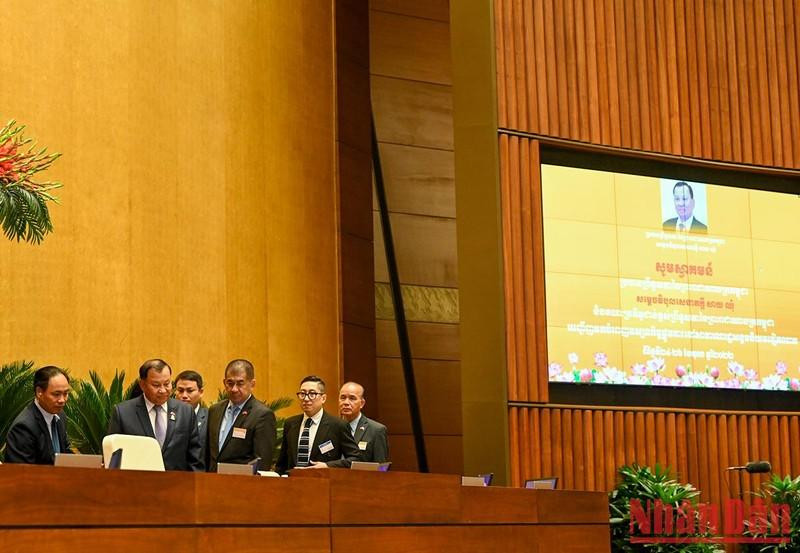 Los delegados camboyanos visitan la sala de reuniones de Dien Hong.