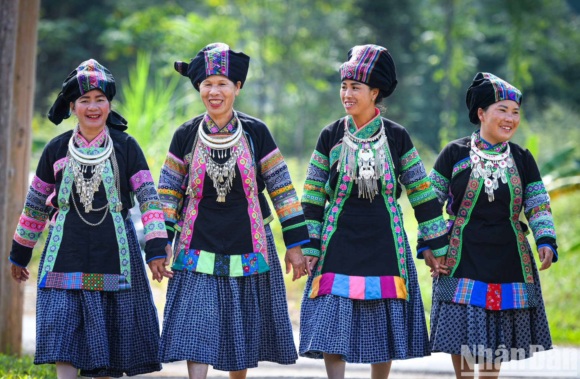 "Sonrisas felices" de mujeres de la etnia Bo Y. "Sonrisas felices" de mujeres de la etnia Bo Y.
