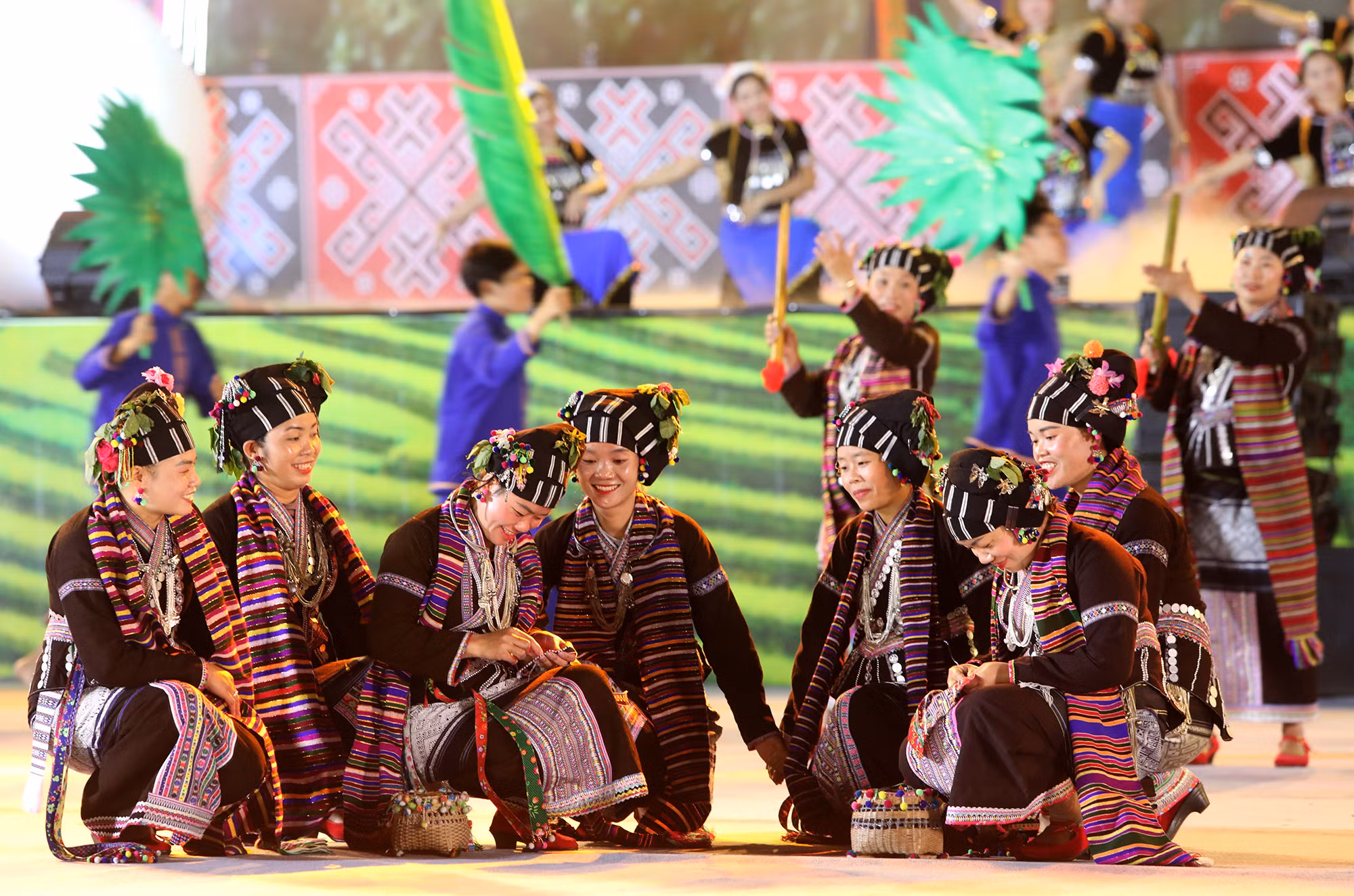 Actuación especial de la etnia Lu en el festival.