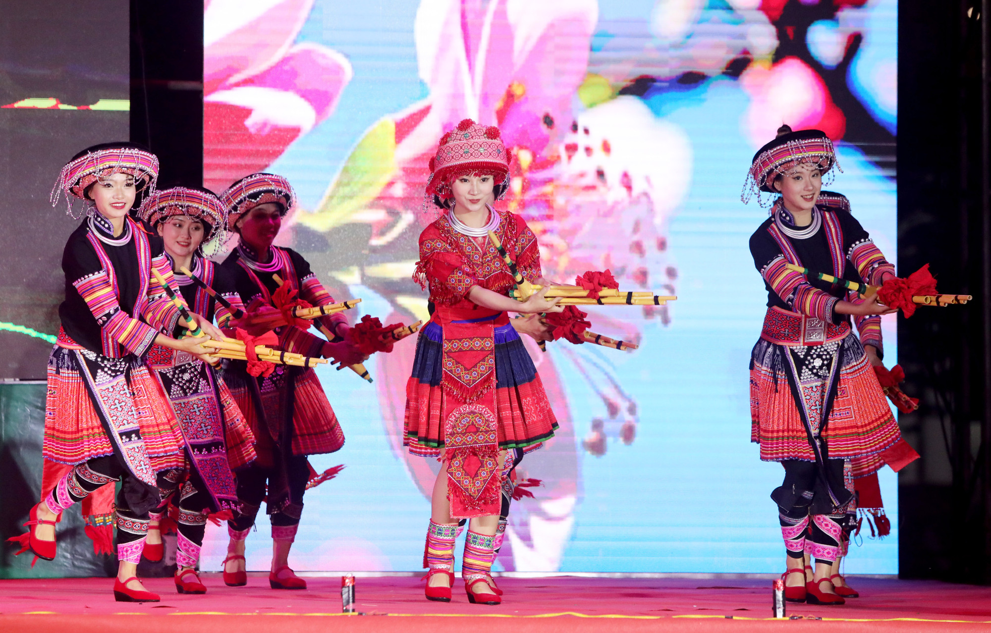 Actuación de artistas del grupo artístico del condado de Jinping, provincia china de Yunnan. Actuación de artistas del grupo artístico del condado de Jinping, provincia china de Yunnan.