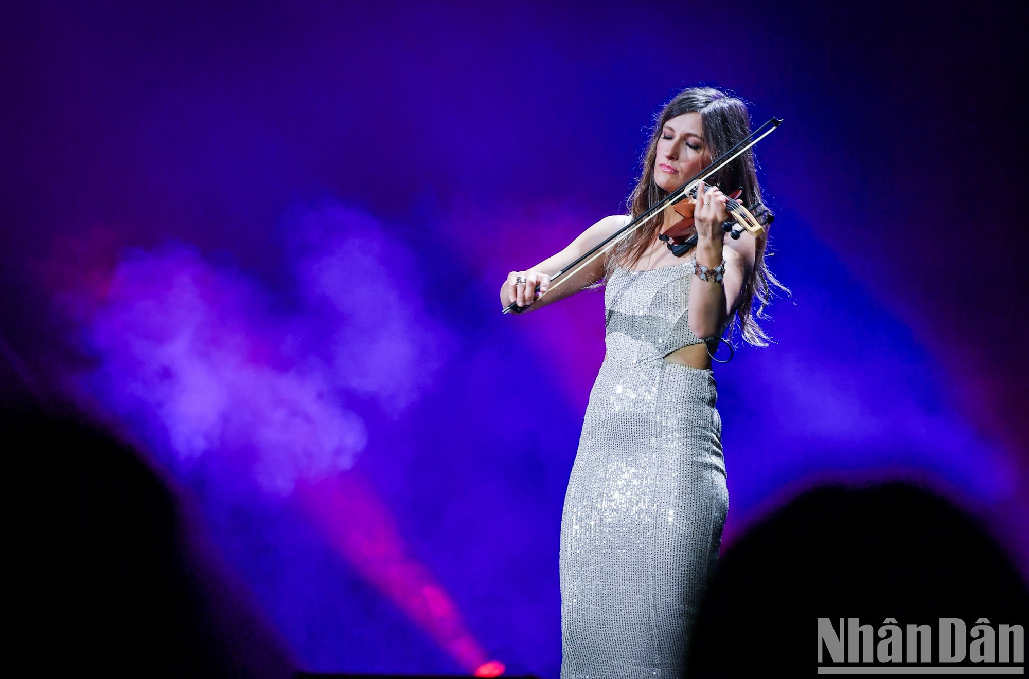 Elspeth Hanson con el violín.