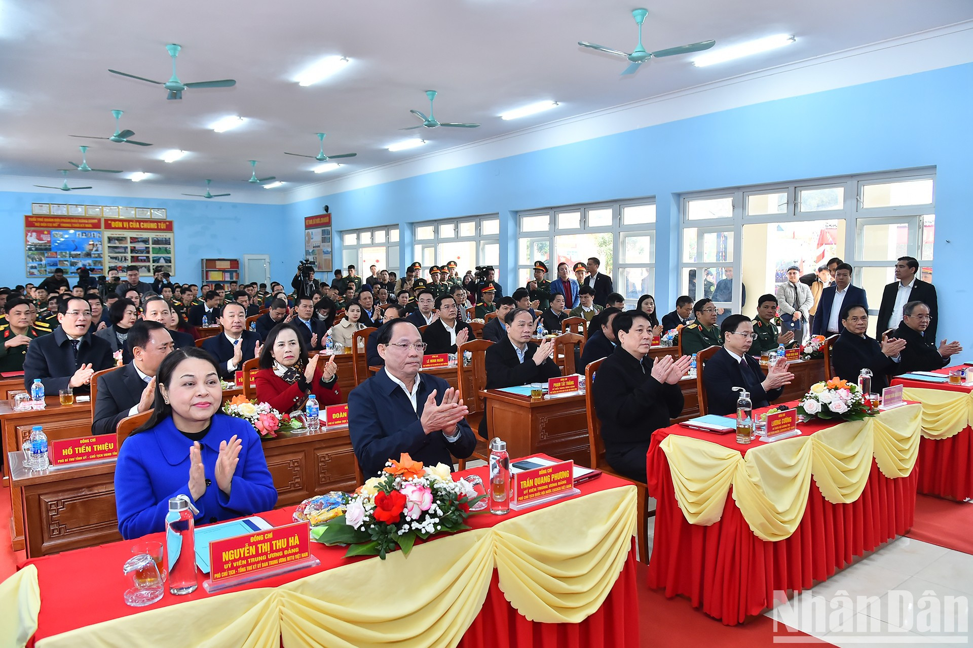 Antes, el presidente Luong Cuong y su delegación visitan oficiales y soldados del Batallón 1, Regimiento 123, del Alto Mando Militar de Lang Son. Antes, el presidente Luong Cuong y su delegación visitan oficiales y soldados del Batallón 1, Regimiento 123, del Alto Mando Militar de Lang Son.