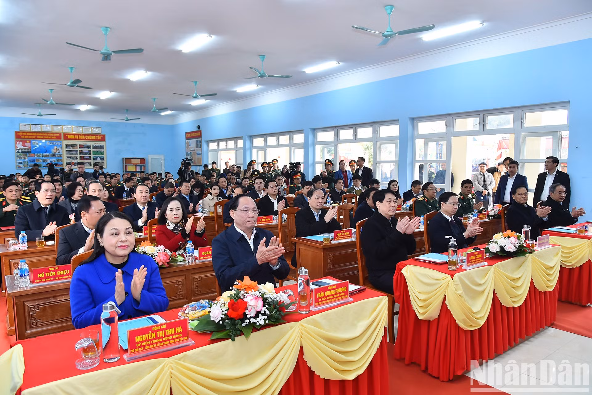 Antes, el presidente Luong Cuong y su delegación visitan oficiales y soldados del Batallón 1, Regimiento 123, del Alto Mando Militar de Lang Son. Antes, el presidente Luong Cuong y su delegación visitan oficiales y soldados del Batallón 1, Regimiento 123, del Alto Mando Militar de Lang Son.