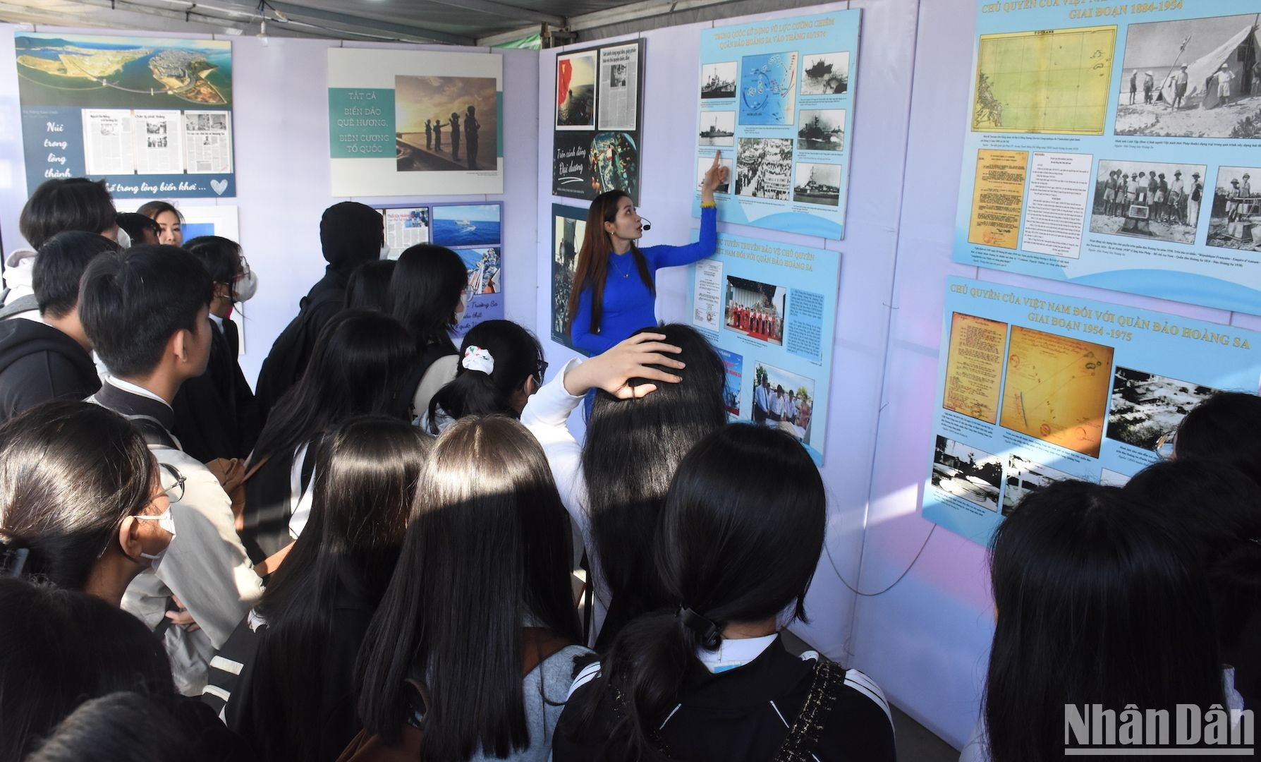Numerosos estudiantes de Da Nang aprenden sobre historia en el espacio de exposición "Hoang Sa (Paracel) pertenece a Vietnam". Numerosos estudiantes de Da Nang aprenden sobre historia en el espacio de exposición "Hoang Sa (Paracel) pertenece a Vietnam".
