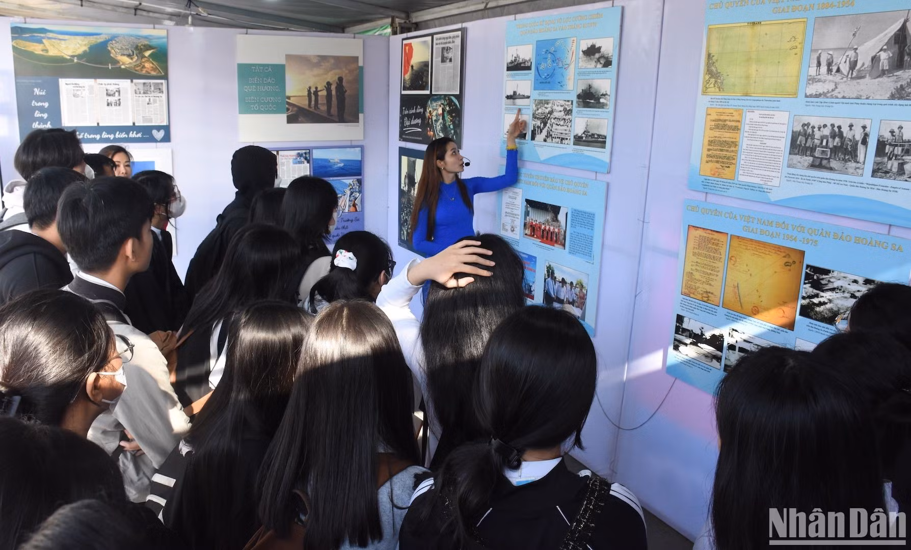 Numerosos estudiantes de Da Nang aprenden sobre historia en el espacio de exposición "Hoang Sa (Paracel) pertenece a Vietnam". Numerosos estudiantes de Da Nang aprenden sobre historia en el espacio de exposición "Hoang Sa (Paracel) pertenece a Vietnam".